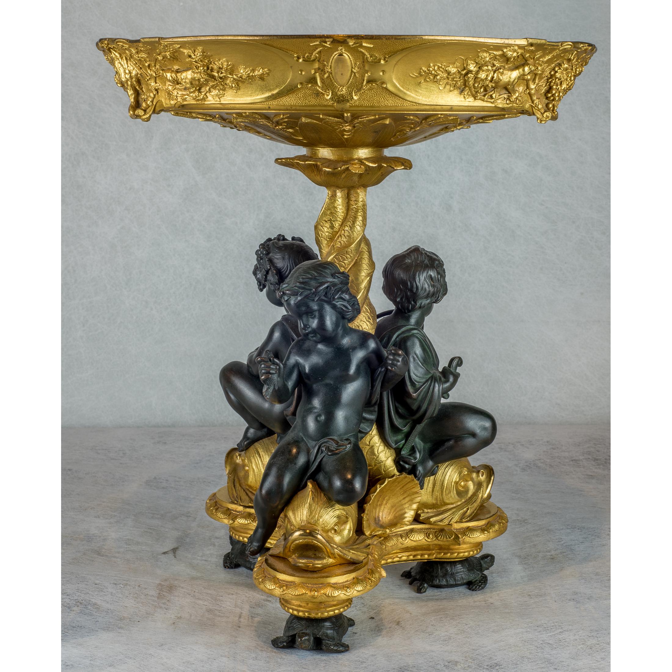 XIXe siècle Paire de tazza figuratifs Napoléon III en bronze argenté et doré de qualité supérieure en vente