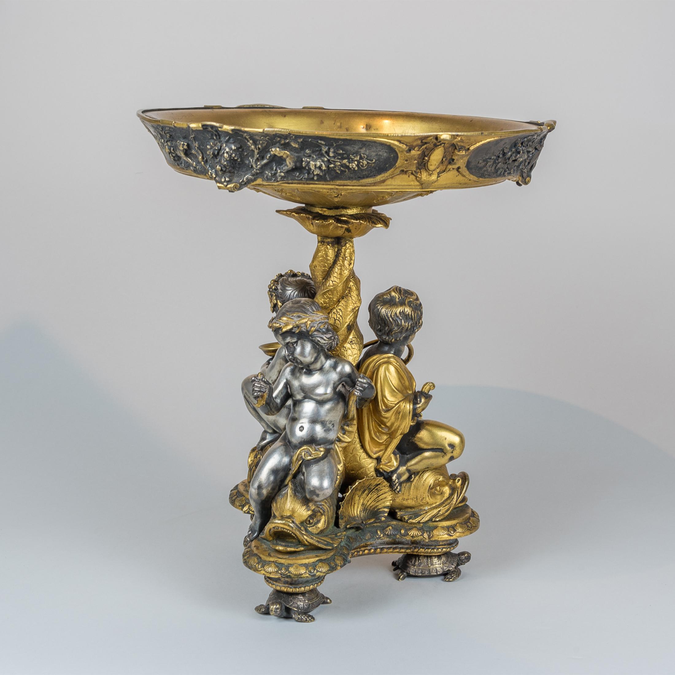 Bronze Paire de tazza figuratifs Napoléon III en bronze argenté et doré de qualité supérieure en vente