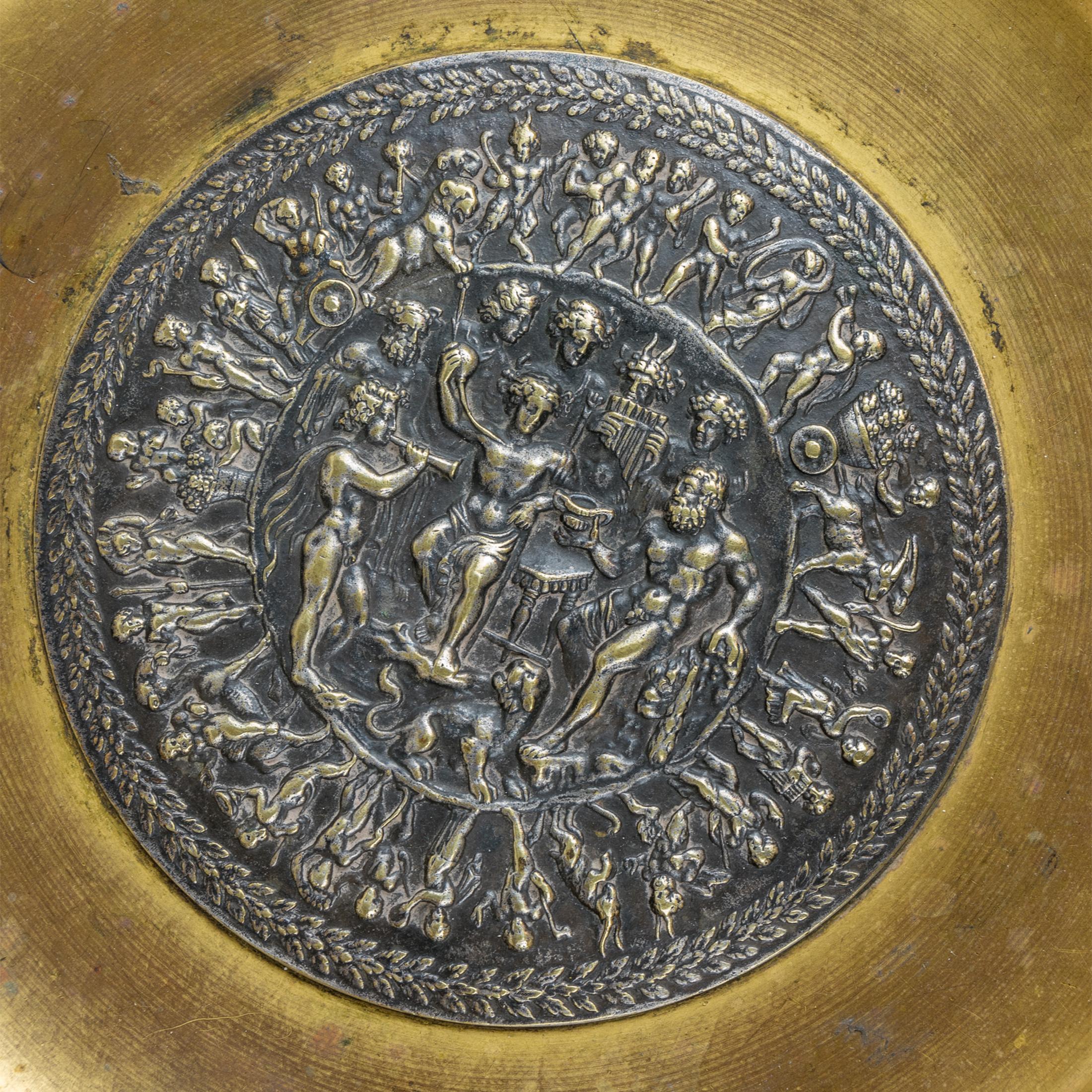 Paire de tazza figuratifs Napoléon III en bronze argenté et doré de qualité supérieure en vente 1