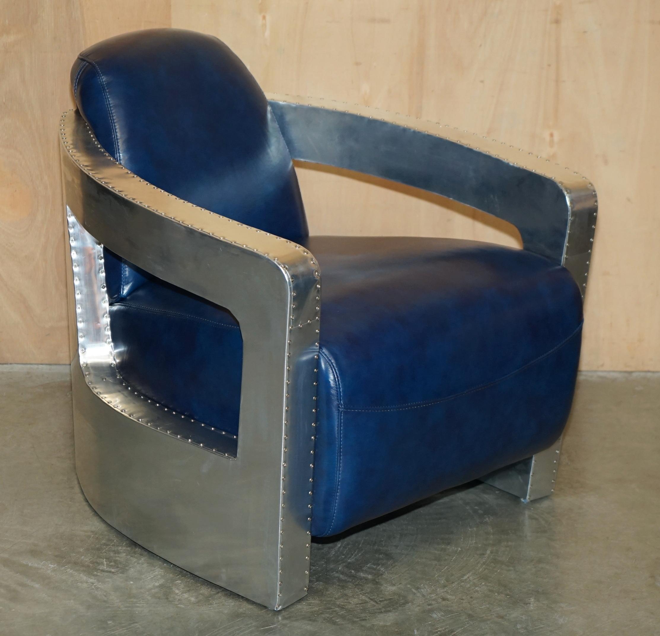 Casa Reale Antiquariato

Royal House Antiques è lieta di offrire in vendita questa coppia assolutamente straordinaria di poltrone da salotto Aviator Rocket in pelle blu napoleonico con telaio in alluminio lucido martellato a mano e borchie rivettate