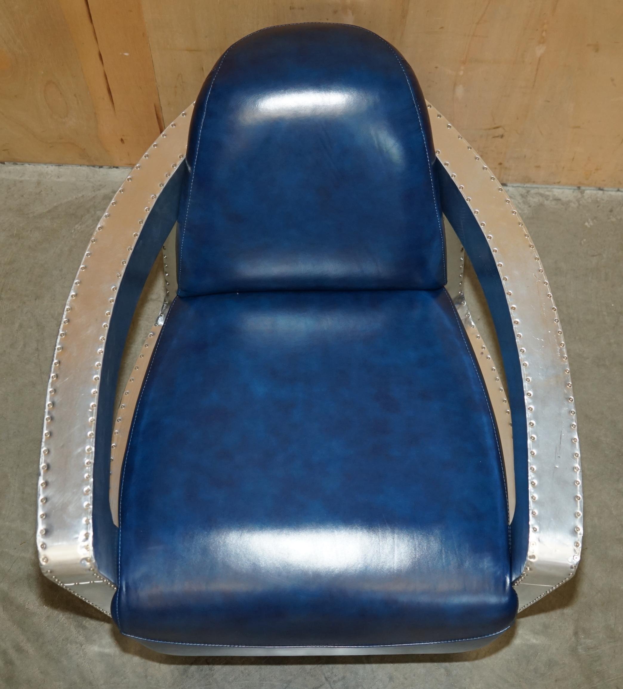 Inglese UN BEL PAIO DI POLTRONE AVIATOR ROCKET IN PELLE BLU NAPOLEONICA E ALLUMINIO LUCIDO in vendita