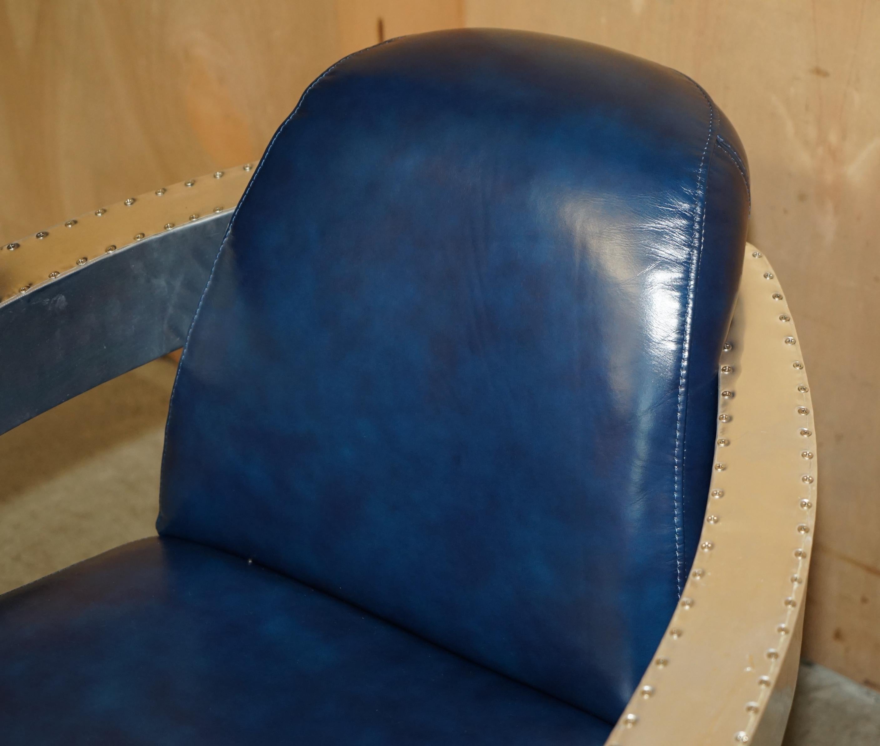 Fatto a mano UN BEL PAIO DI POLTRONE AVIATOR ROCKET IN PELLE BLU NAPOLEONICA E ALLUMINIO LUCIDO in vendita