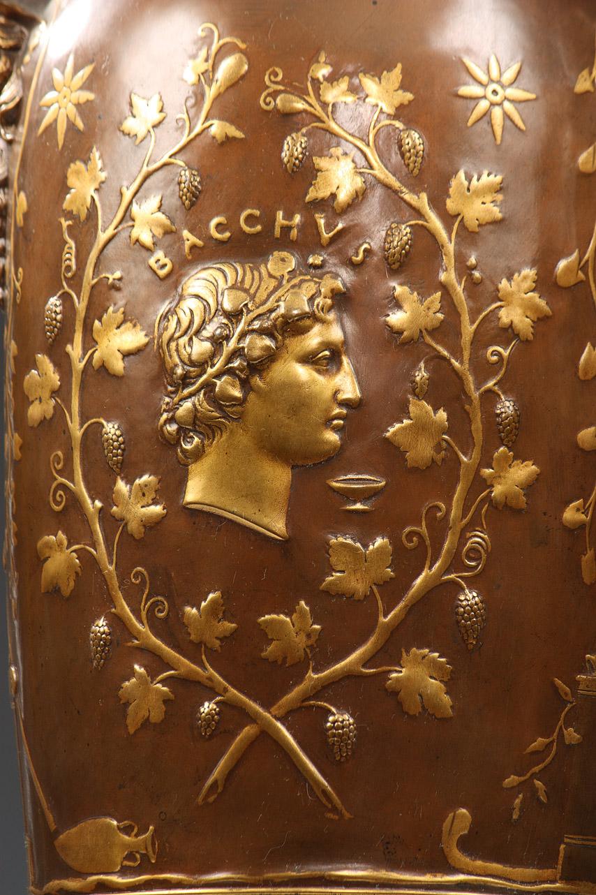 Signé F. Levillain sculpteur et F. Barbedienne.

Paire de vases de style grec en bronze à deux patines. Chacune d'elles, conçue en forme d'amphore reposant sur quatre pieds en forme de sabots et une base quadrilobée, est décorée en bas-relief de