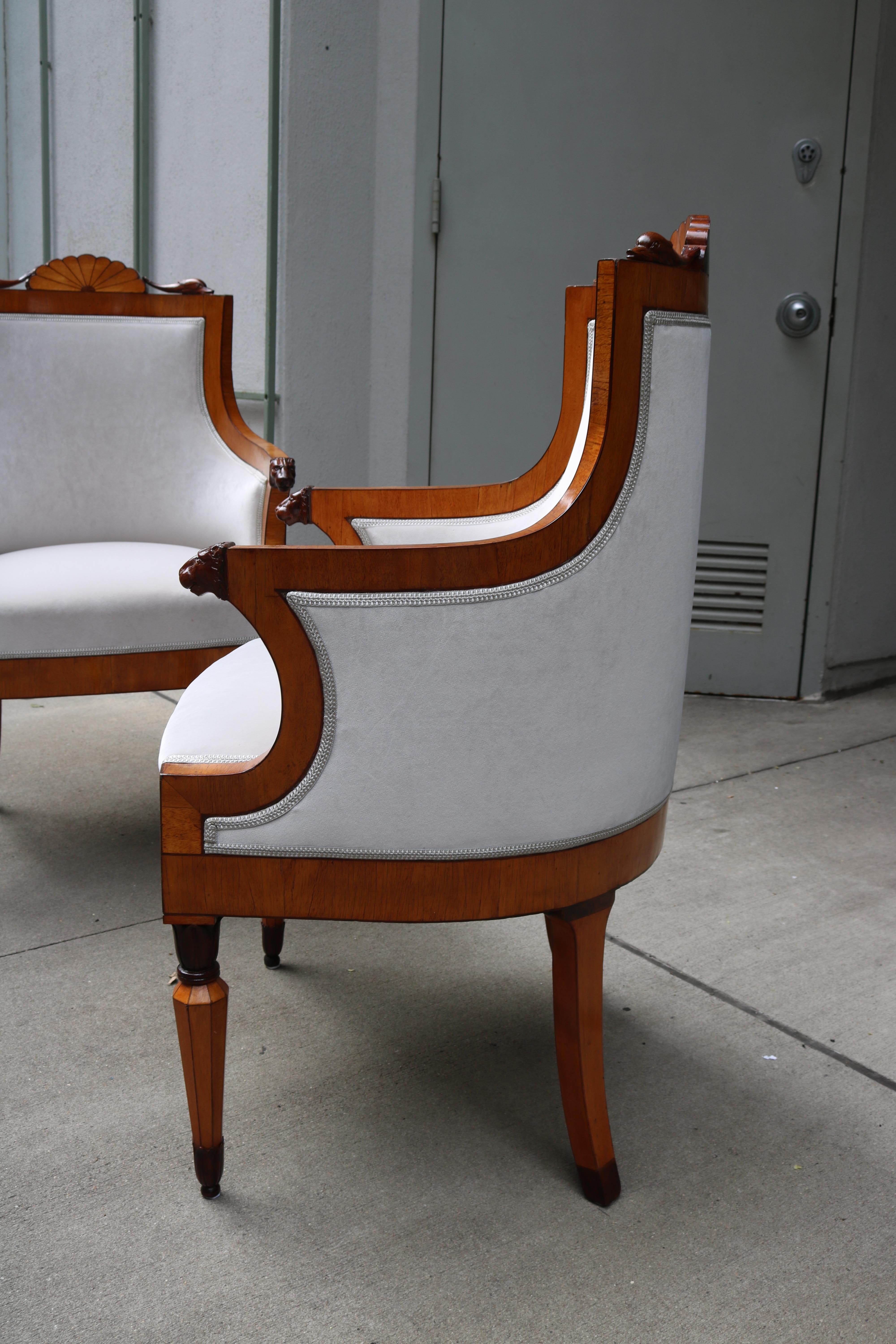 Tissu d'ameublement Paire de fauteuils néoclassiques en vente