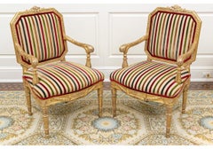 Paire de fauteuils néoclassiques sculptés et dorés par Michael Taylor Designs In