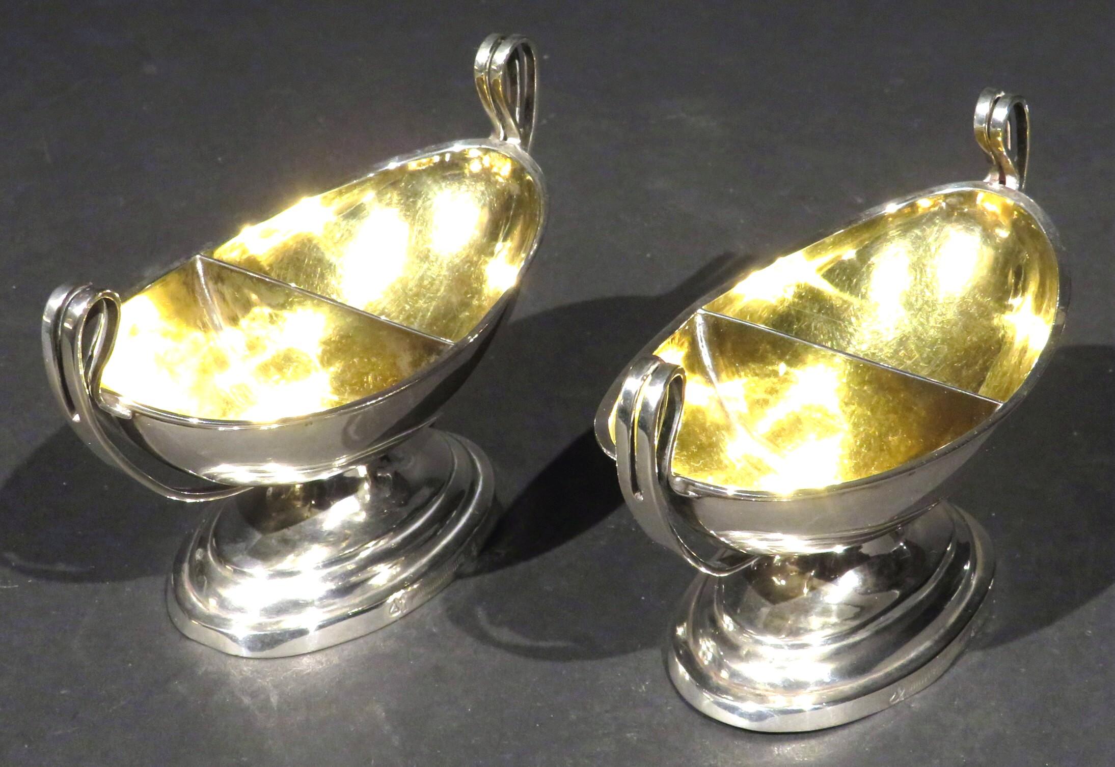 Fino par de saleros dobles alemanes de plata de inspiración neoclásica, hacia 1830 Dorado en venta
