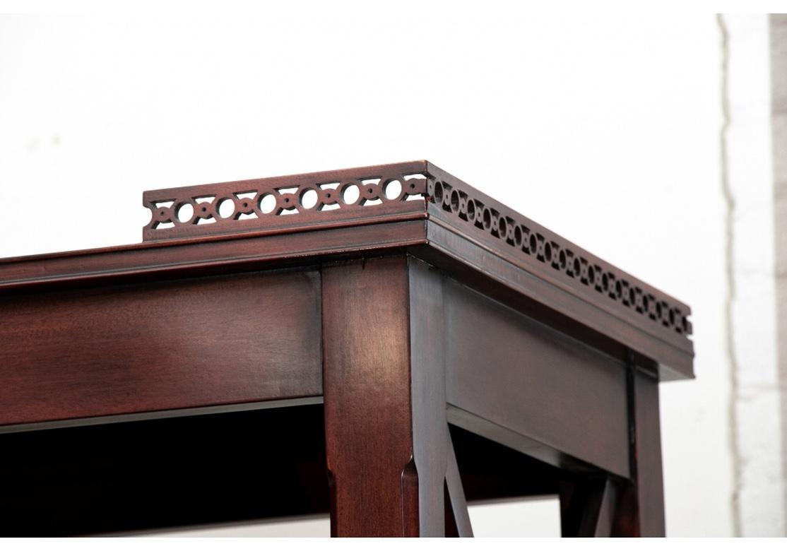 Neoclassico Raffinata coppia di cassettoni di sostegno a forma di X in stile neoclassico in vendita