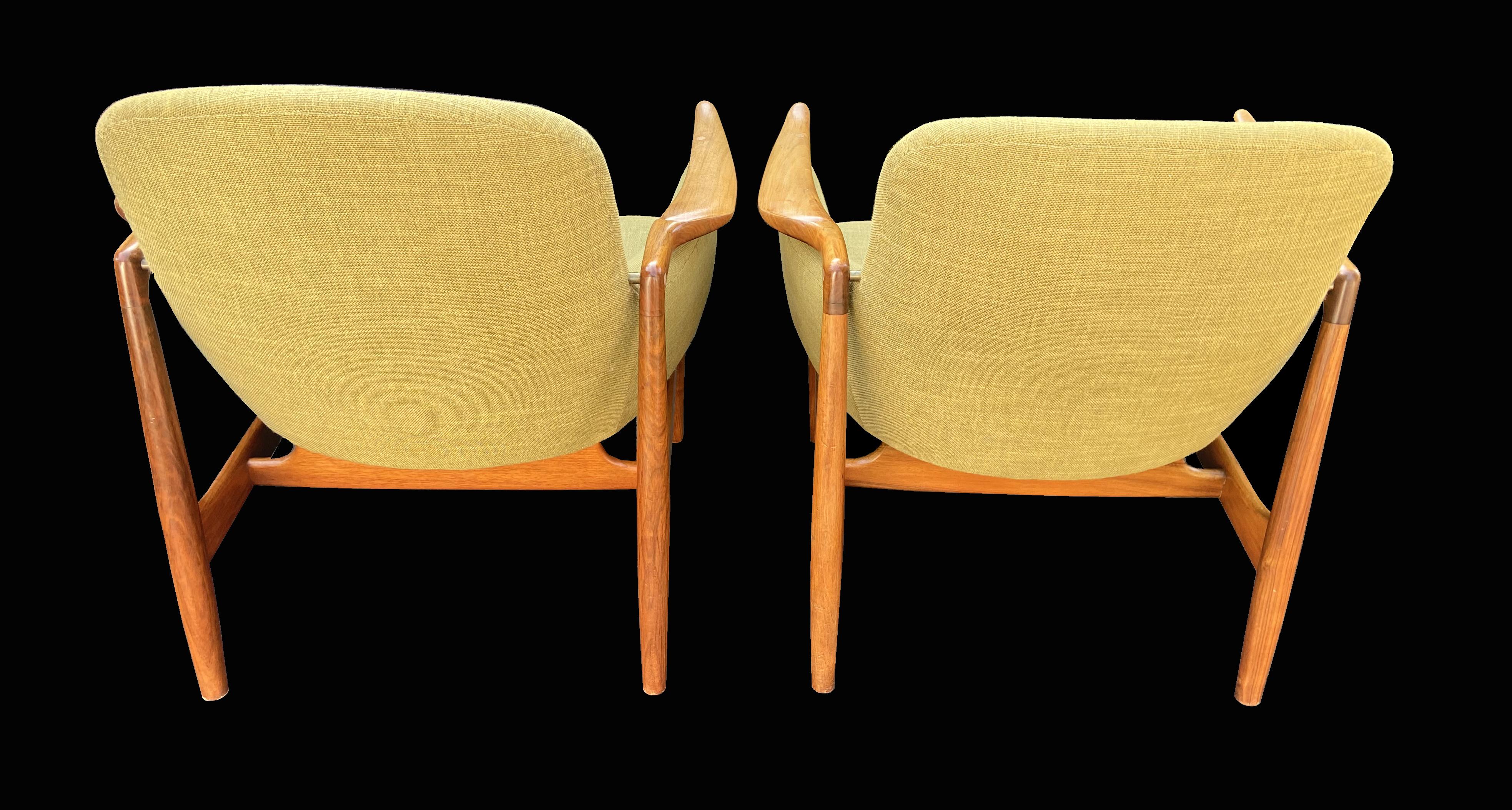 Il s'agit d'une très belle paire de chaises Heldly conçues par un maître du design de chaises, Finn Juhl, et fabriquées par un maître ébéniste, Niels Juhls.

Nous les avons achetés à leur propriétaire d'origine au Danemark, qui les avait achetés