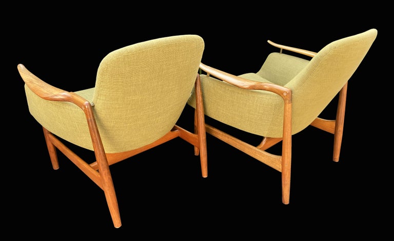 Scandinavian Modern Fine Pair of NV53 Chairs by Finn Juhl for Niels Vodder For Sale