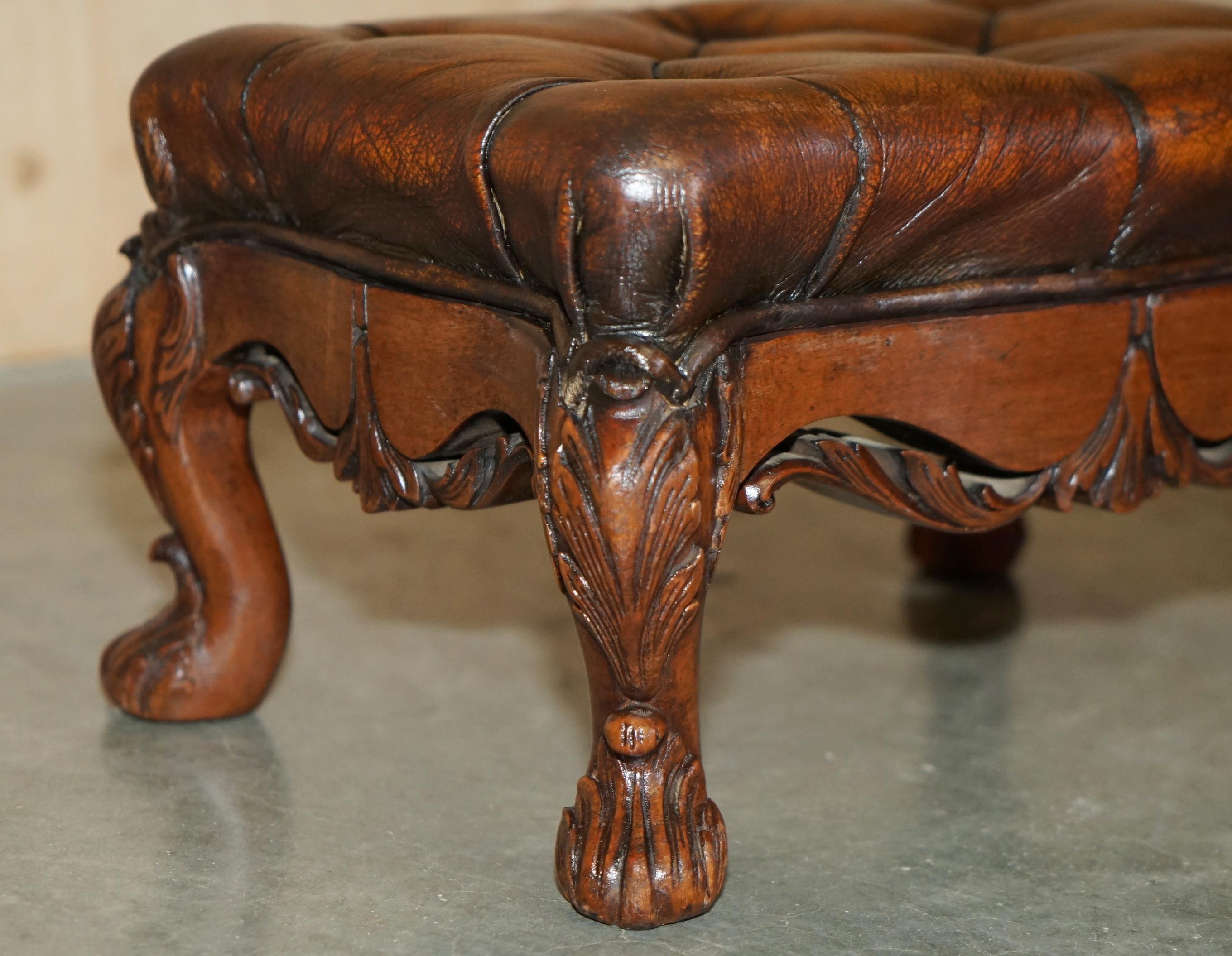 INE PAIRE DE PIERRES DE FOOTSTOOLS EN CUIR MARRON DE VICtoriaN Sculptées À LA Main en vente 2