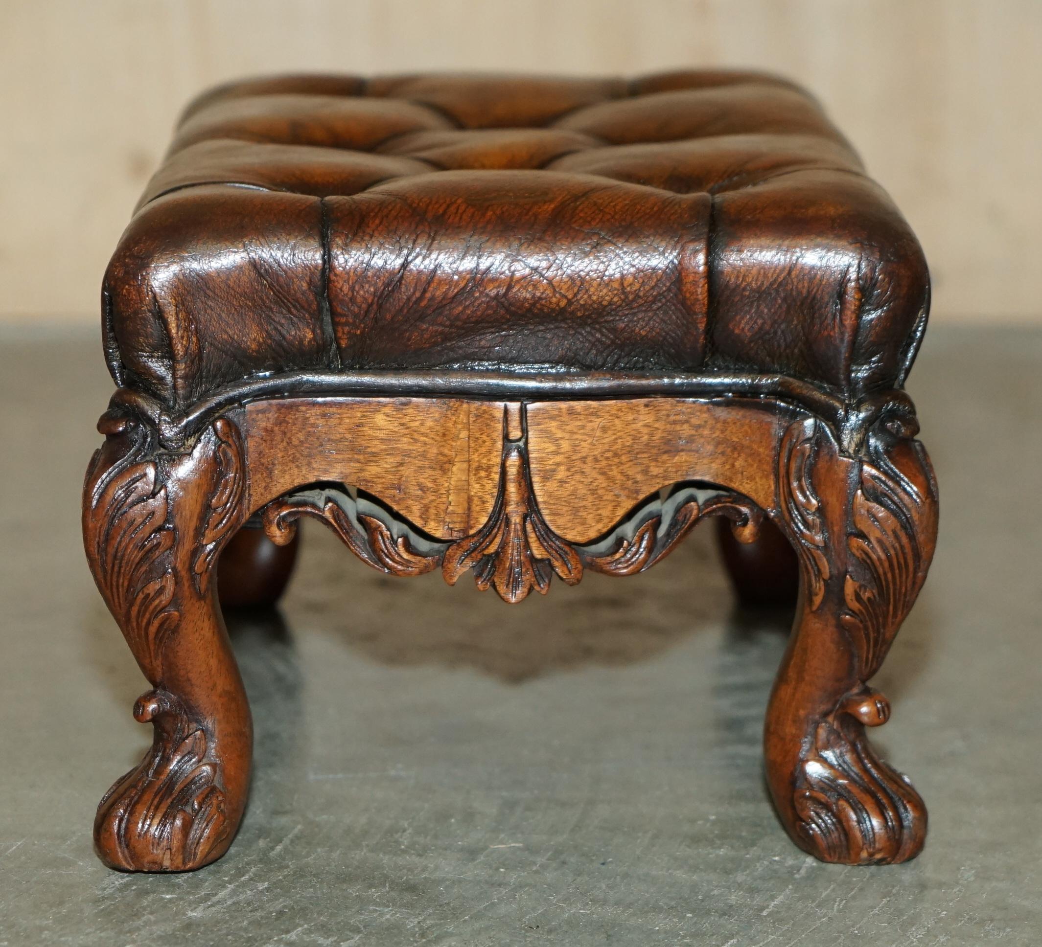 INE PAIRE DE PIERRES DE FOOTSTOOLS EN CUIR MARRON DE VICtoriaN Sculptées À LA Main en vente 3