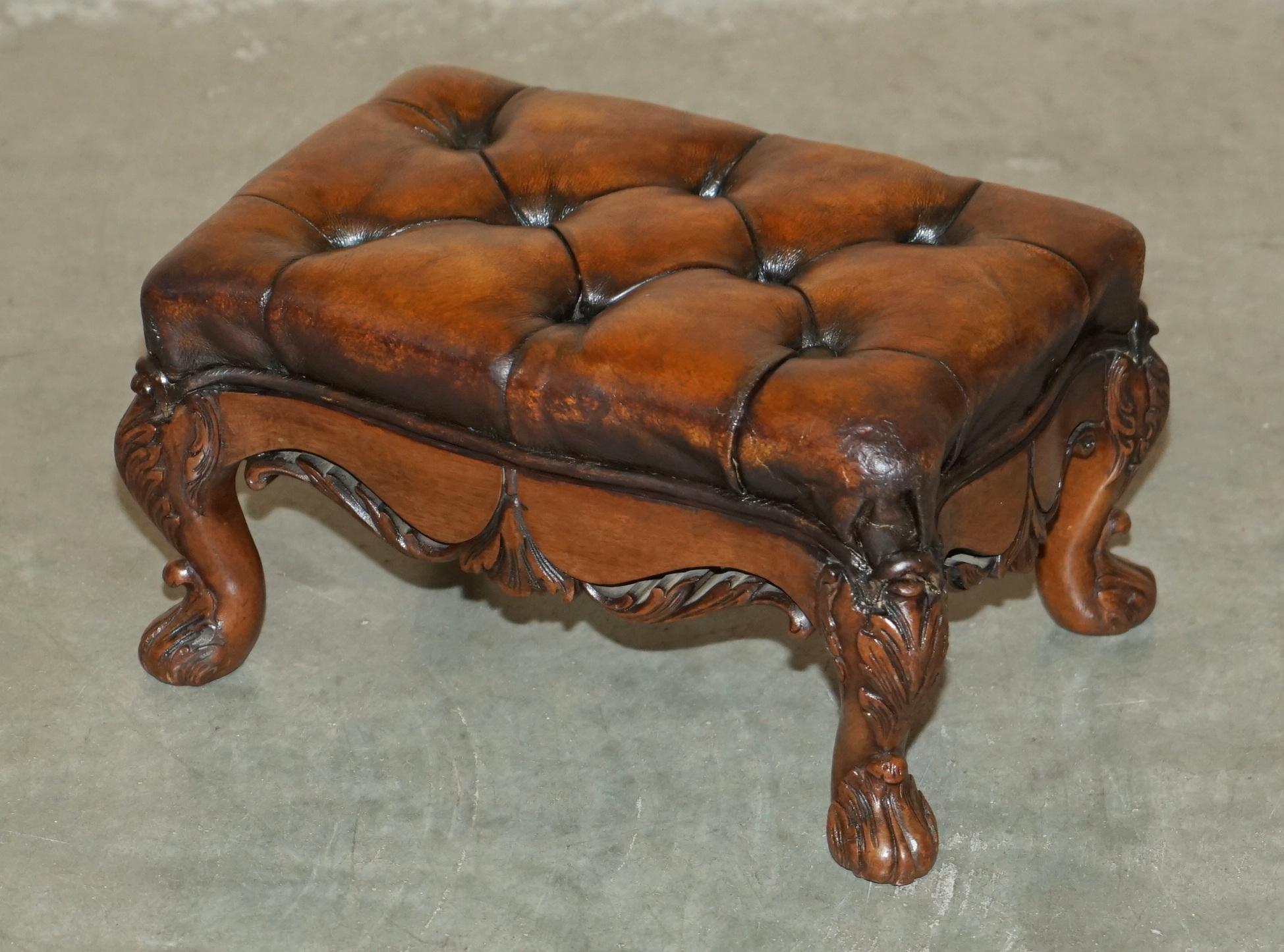 INE PAIRE DE PIERRES DE FOOTSTOOLS EN CUIR MARRON DE VICtoriaN Sculptées À LA Main en vente 4