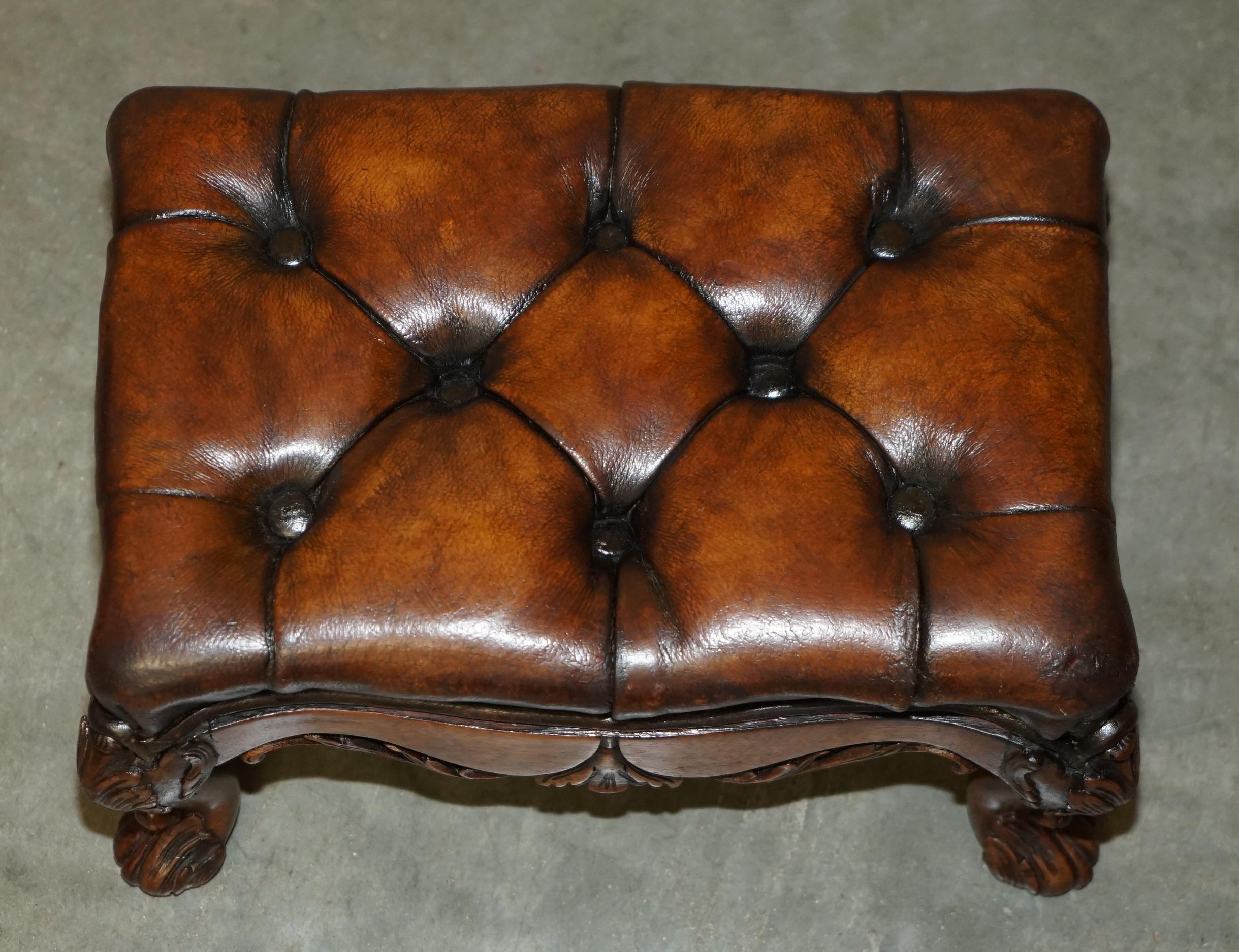 INE PAIRE DE PIERRES DE FOOTSTOOLS EN CUIR MARRON DE VICtoriaN Sculptées À LA Main en vente 5