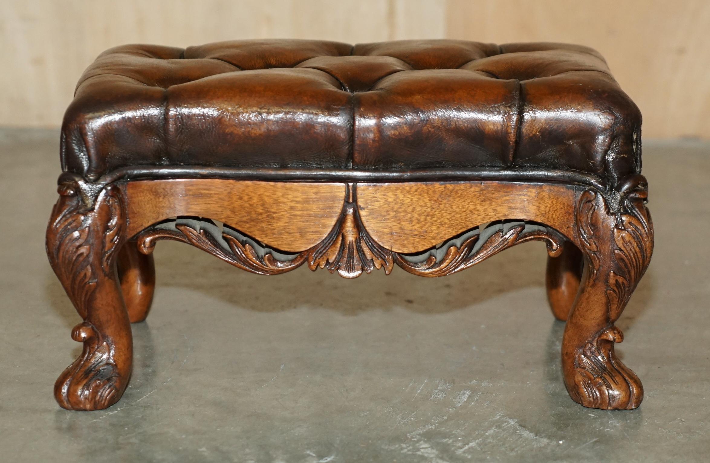 INE PAIRE DE PIERRES DE FOOTSTOOLS EN CUIR MARRON DE VICtoriaN Sculptées À LA Main en vente 6