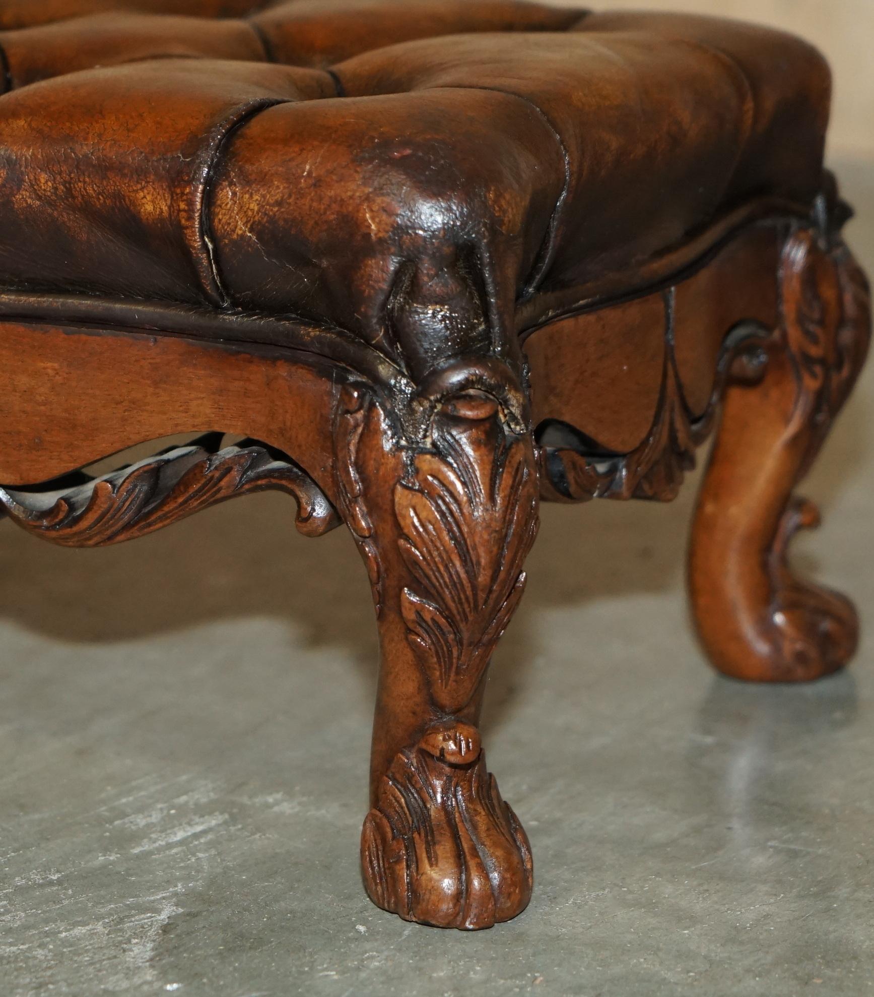 INE PAIRE DE PIERRES DE FOOTSTOOLS EN CUIR MARRON DE VICtoriaN Sculptées À LA Main en vente 7