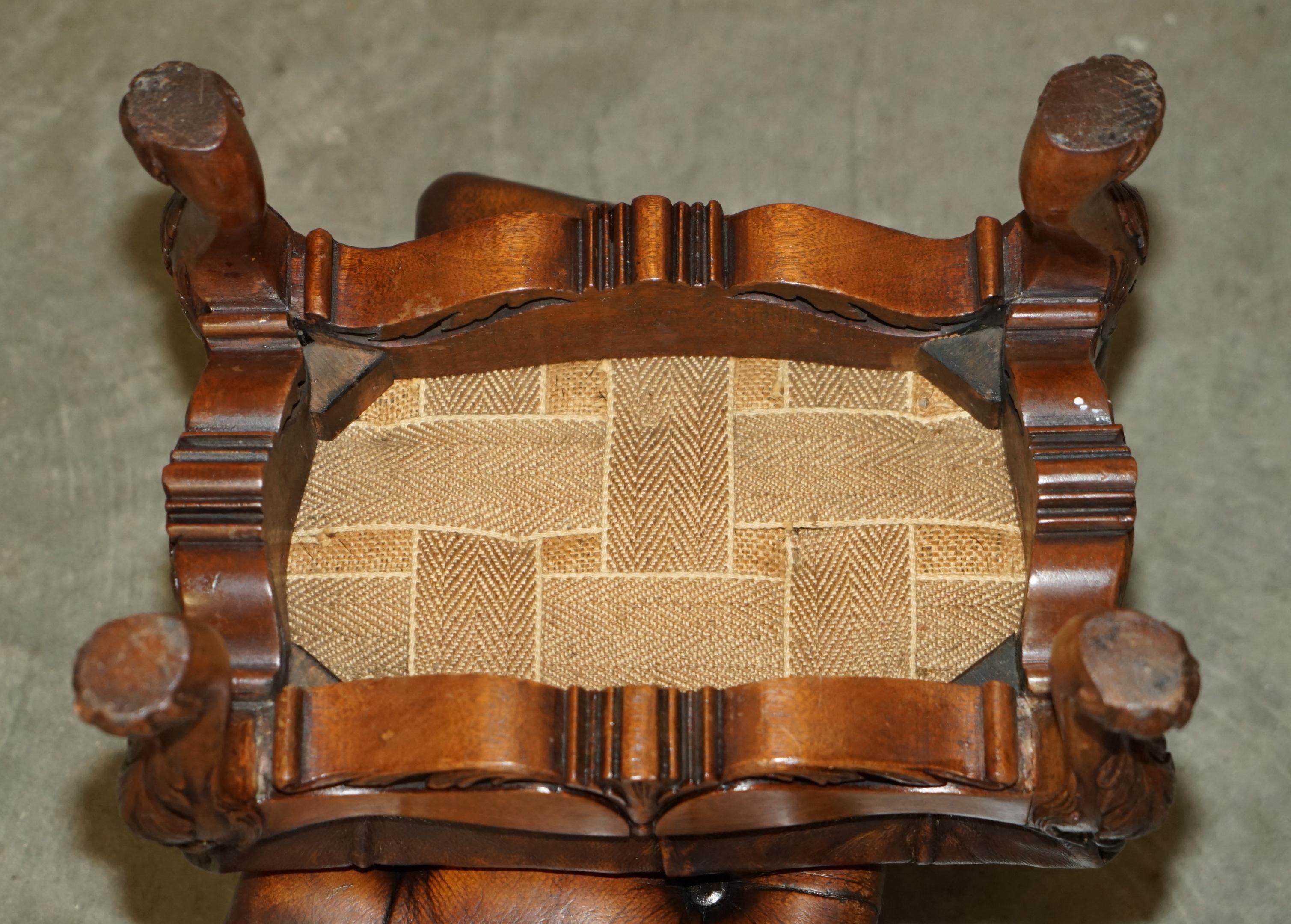 INE PAIRE DE PIERRES DE FOOTSTOOLS EN CUIR MARRON DE VICtoriaN Sculptées À LA Main en vente 8