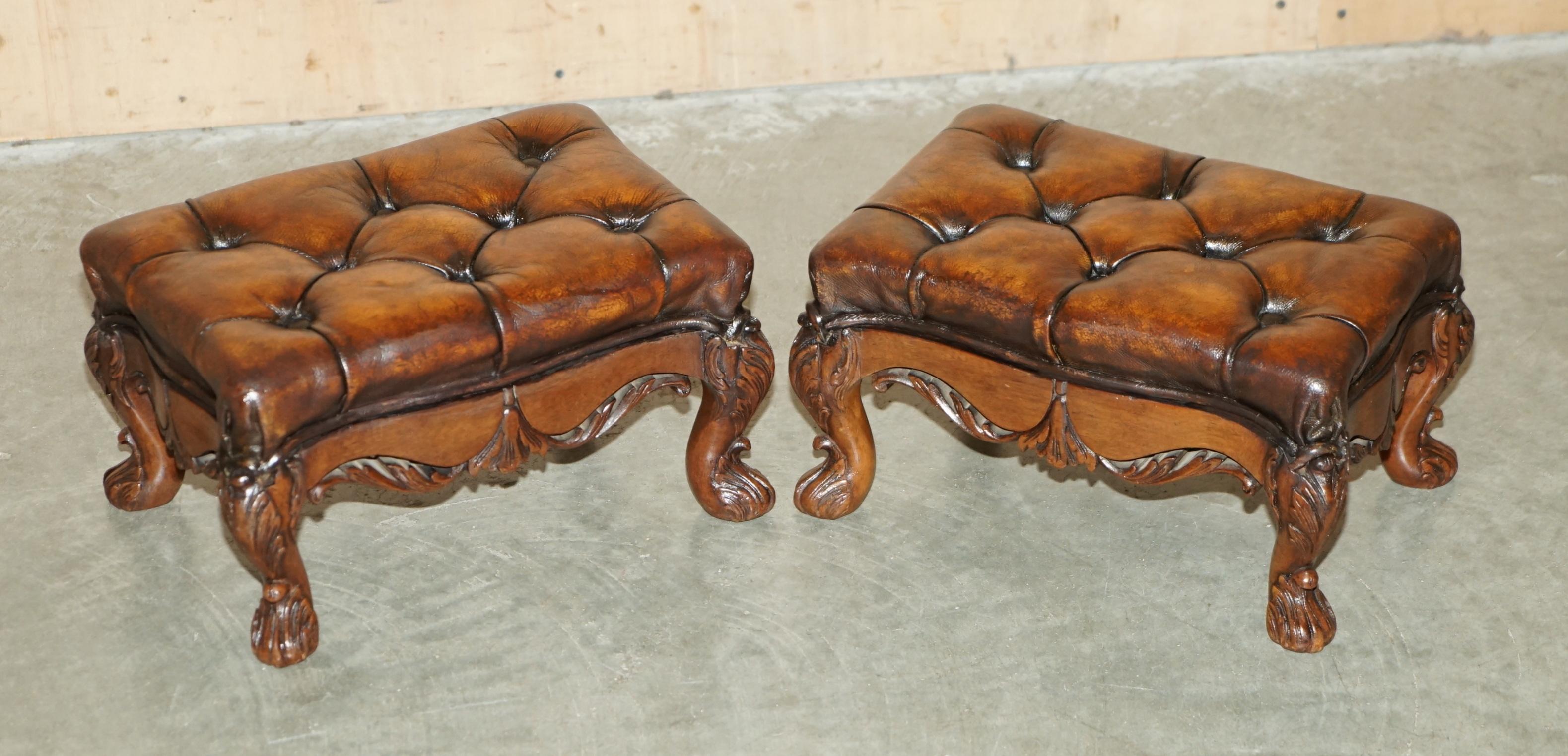 Royal House Antiques

The House Antiques a le plaisir de proposer à la vente cette étonnante paire de petits poufs Chesterfield en cuir marron ancien, entièrement restaurés et teintés à la main, qui ont été spécialement conçus pour être utilisés