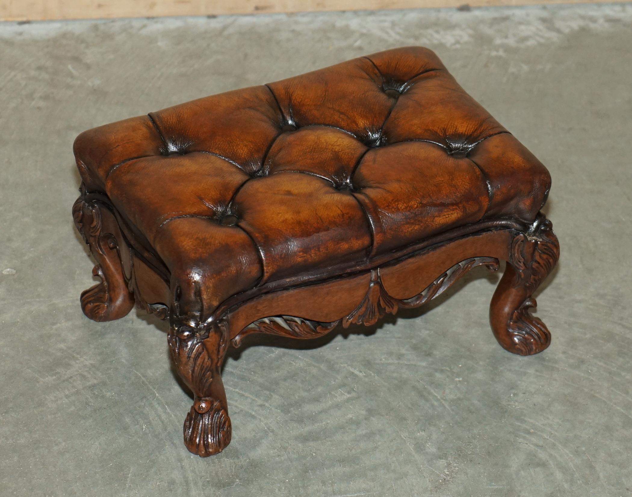 Victorien INE PAIRE DE PIERRES DE FOOTSTOOLS EN CUIR MARRON DE VICtoriaN Sculptées À LA Main en vente