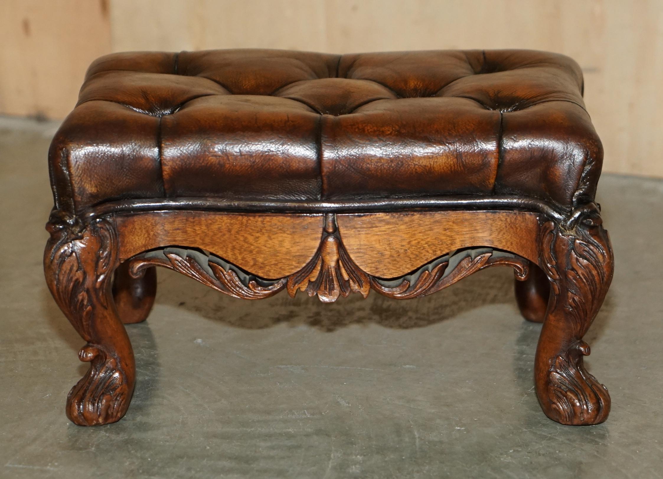 Anglais INE PAIRE DE PIERRES DE FOOTSTOOLS EN CUIR MARRON DE VICtoriaN Sculptées À LA Main en vente