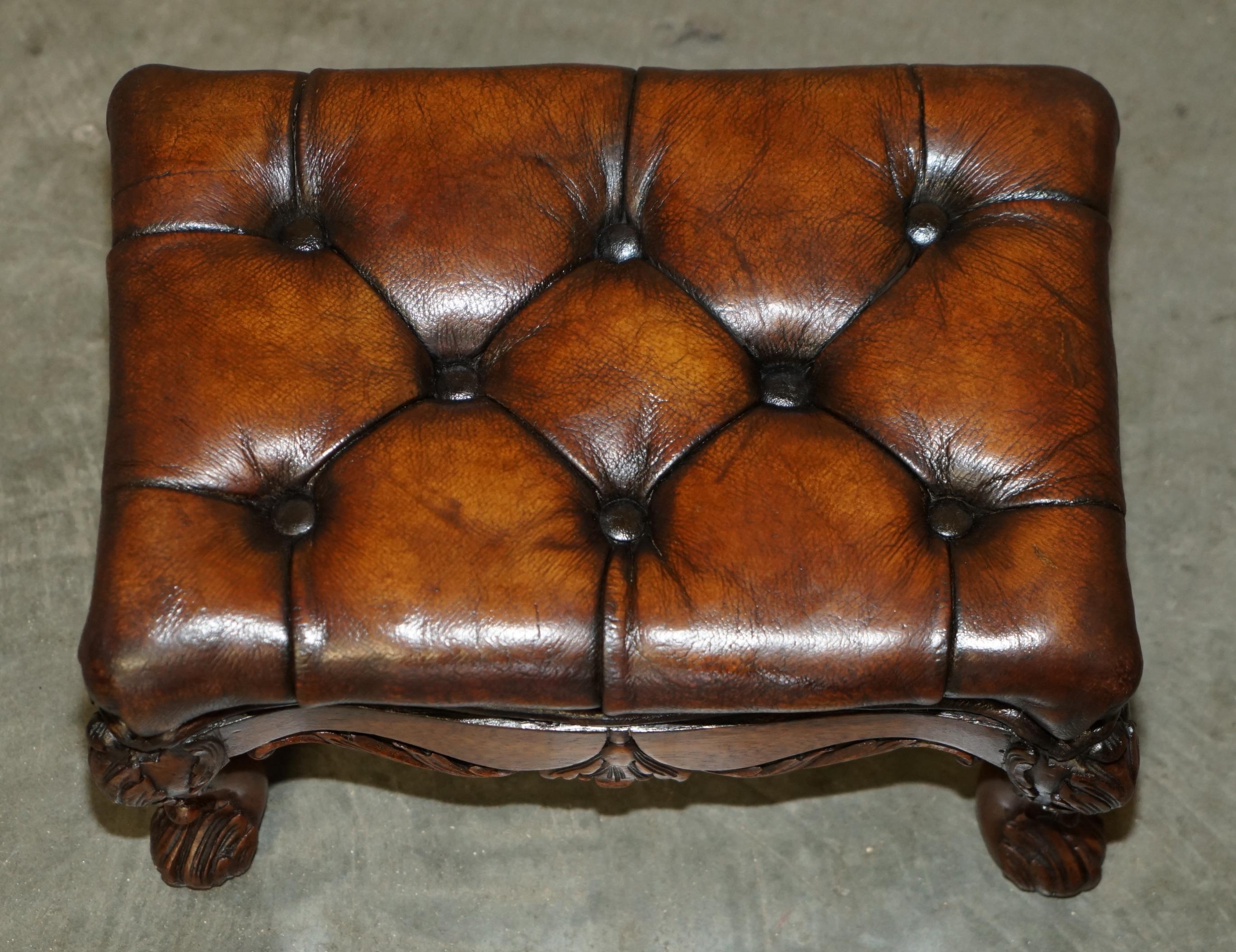 Fait main INE PAIRE DE PIERRES DE FOOTSTOOLS EN CUIR MARRON DE VICtoriaN Sculptées À LA Main en vente