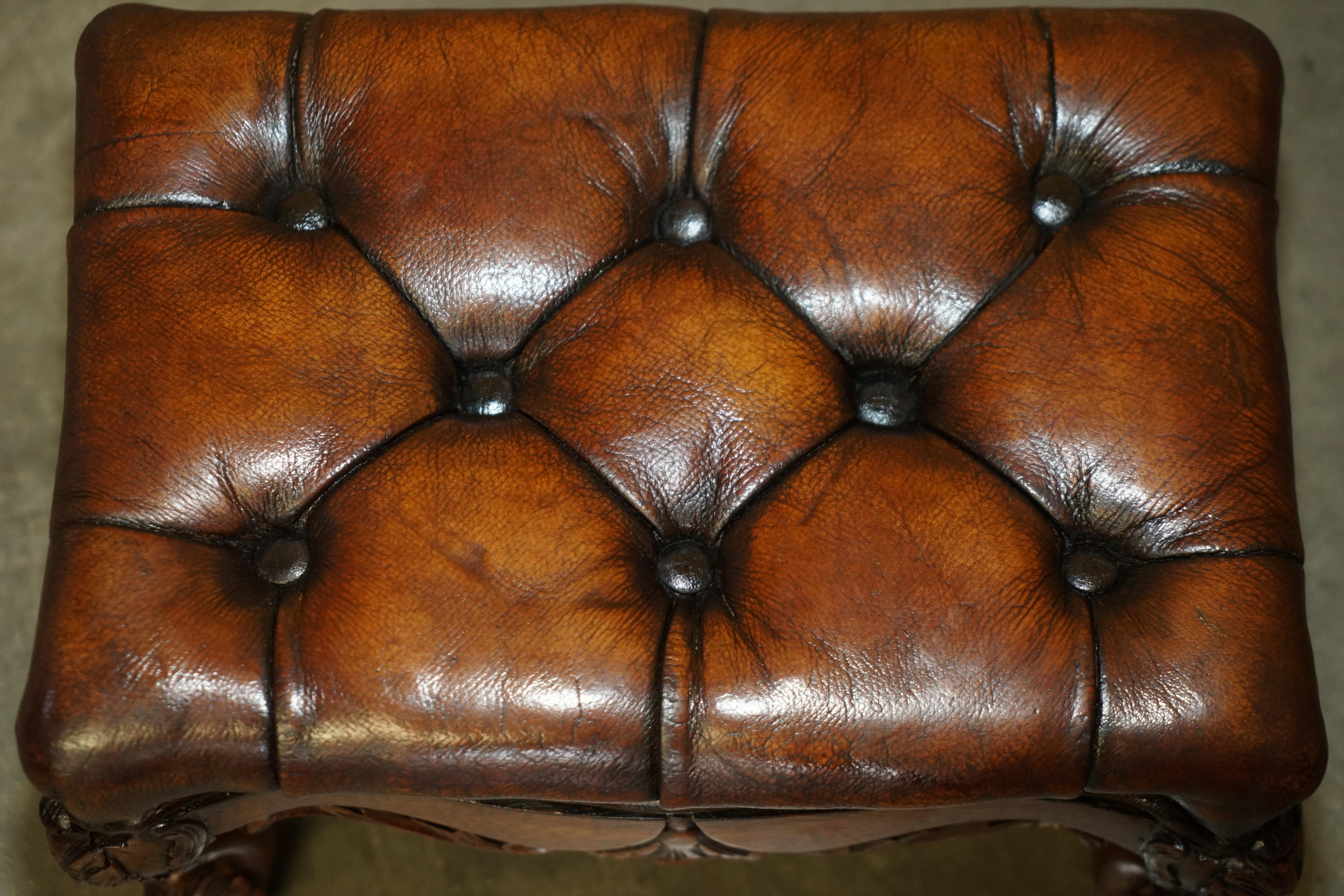 INE PAIRE DE PIERRES DE FOOTSTOOLS EN CUIR MARRON DE VICtoriaN Sculptées À LA Main Bon état - En vente à West Sussex, Pulborough