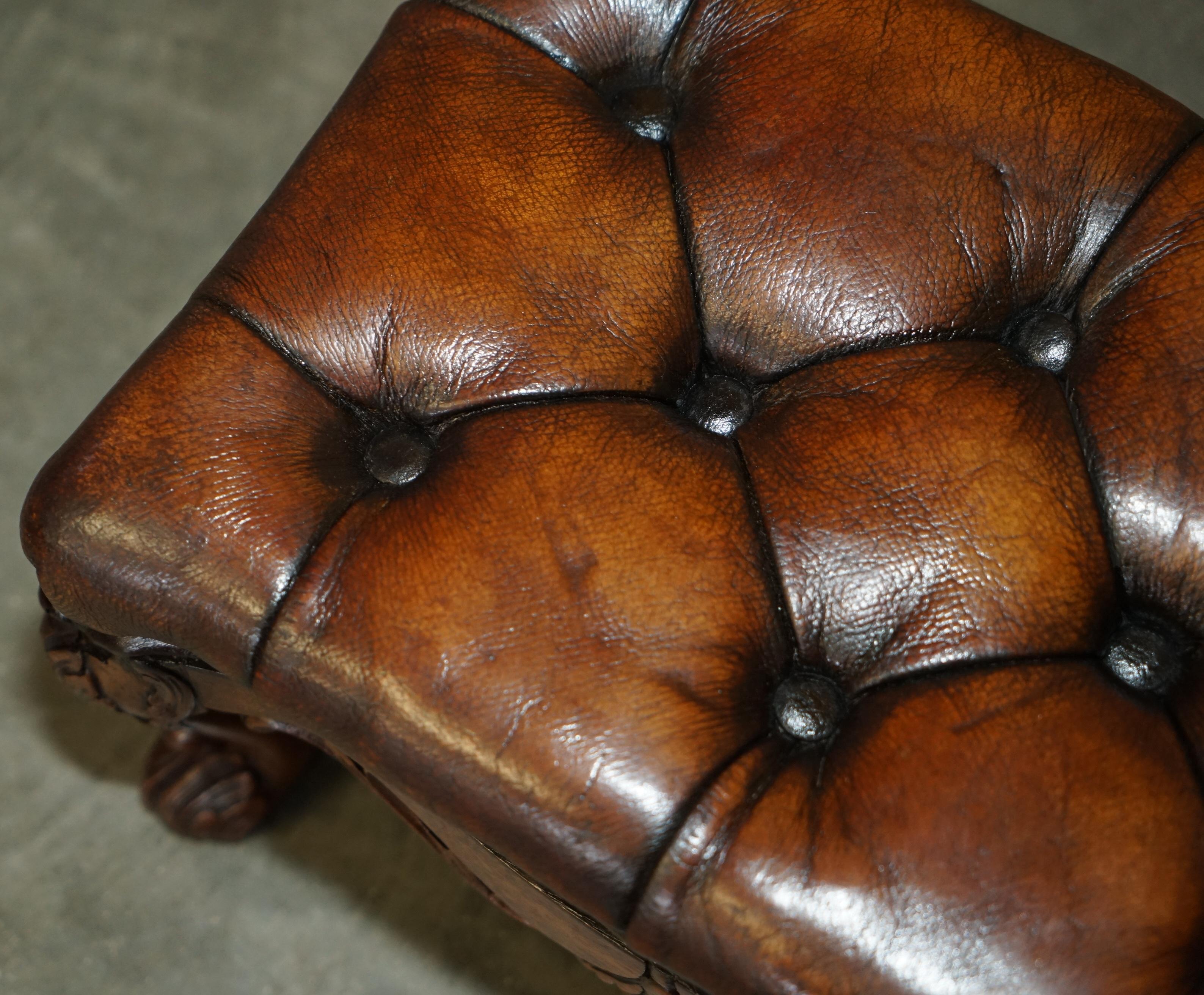 Fin du XIXe siècle INE PAIRE DE PIERRES DE FOOTSTOOLS EN CUIR MARRON DE VICtoriaN Sculptées À LA Main en vente