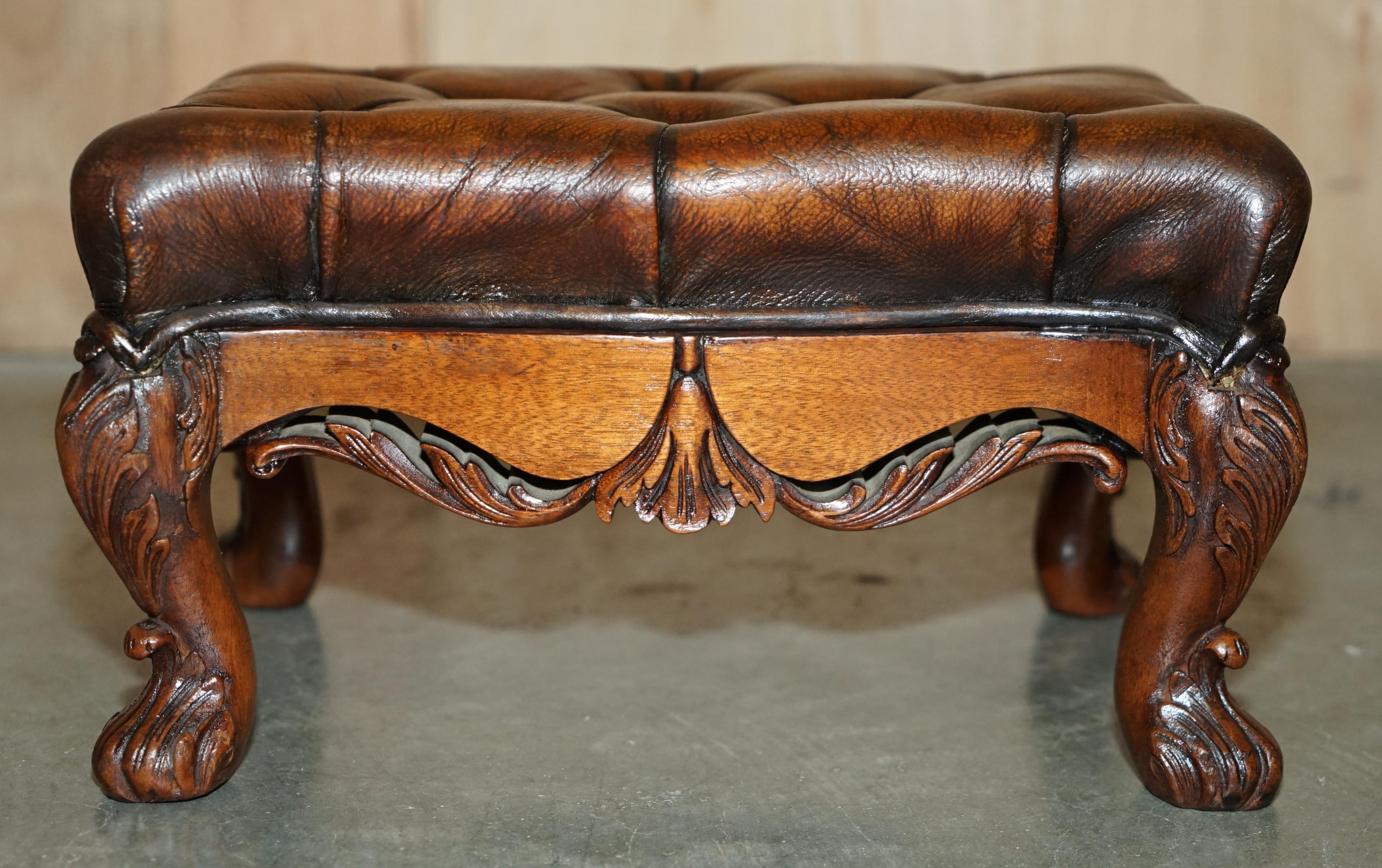 Cuir INE PAIRE DE PIERRES DE FOOTSTOOLS EN CUIR MARRON DE VICtoriaN Sculptées À LA Main en vente