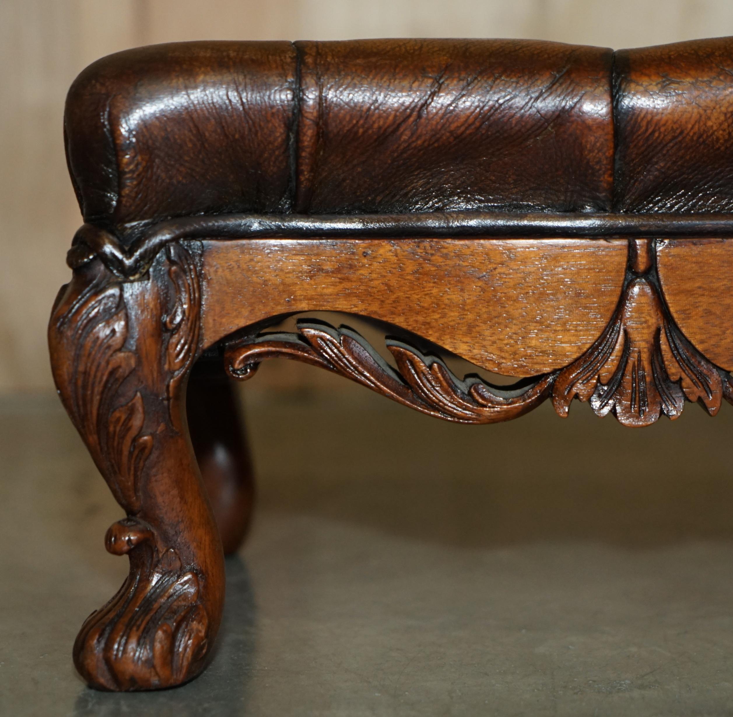 INE PAIRE DE PIERRES DE FOOTSTOOLS EN CUIR MARRON DE VICtoriaN Sculptées À LA Main en vente 1