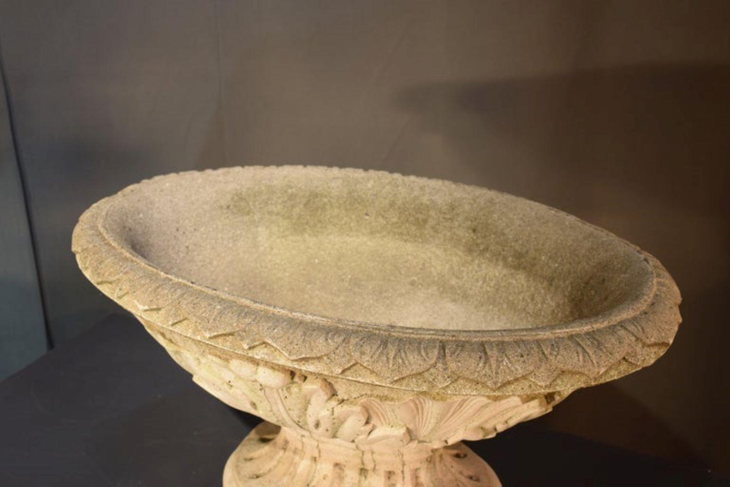Fine Pair of Oval Planters In Good Condition For Sale In Atlanta, GA