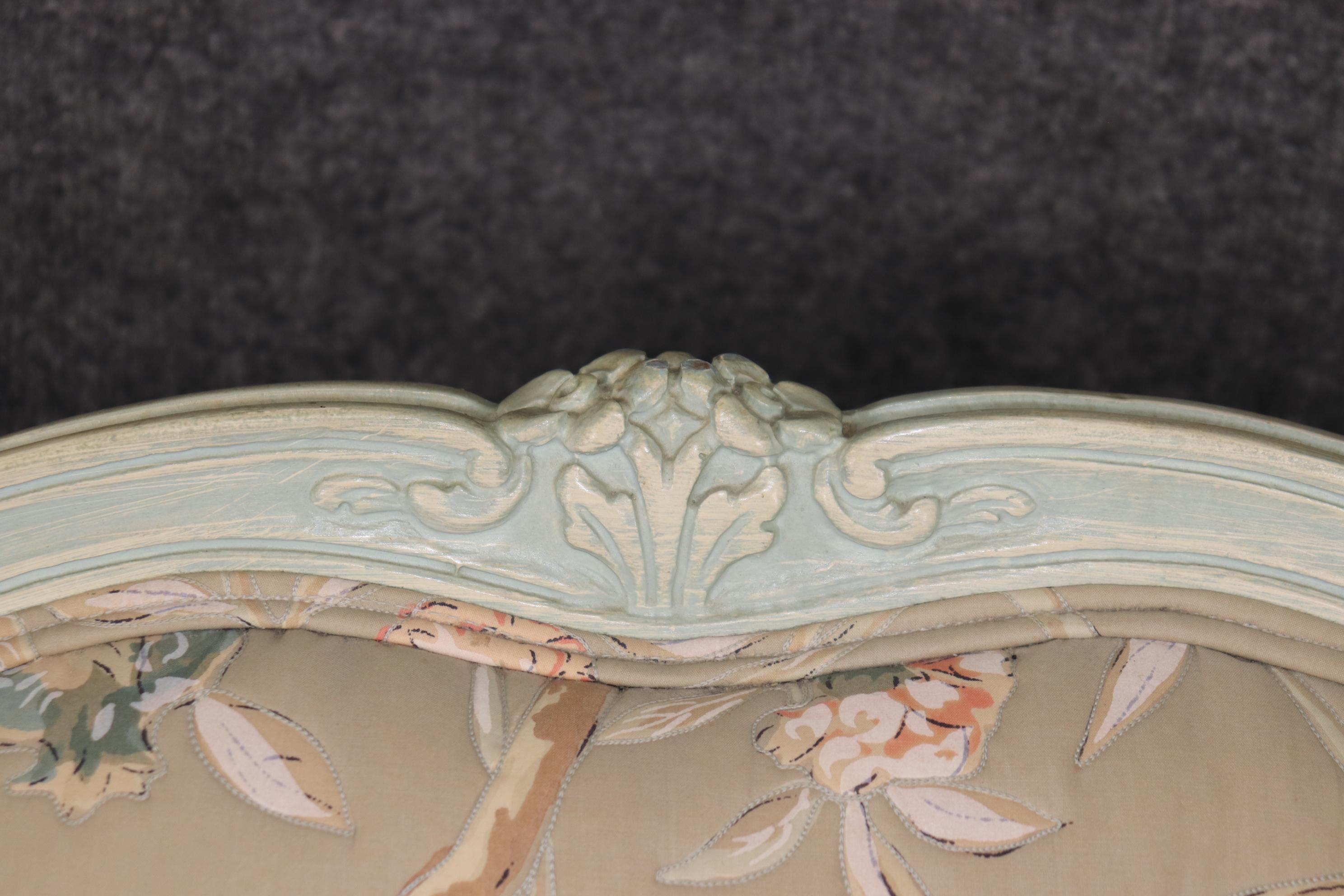 Paire de chaises de style Louis XV, décorées à la peinture, de style Marquis Bergere en vente 4