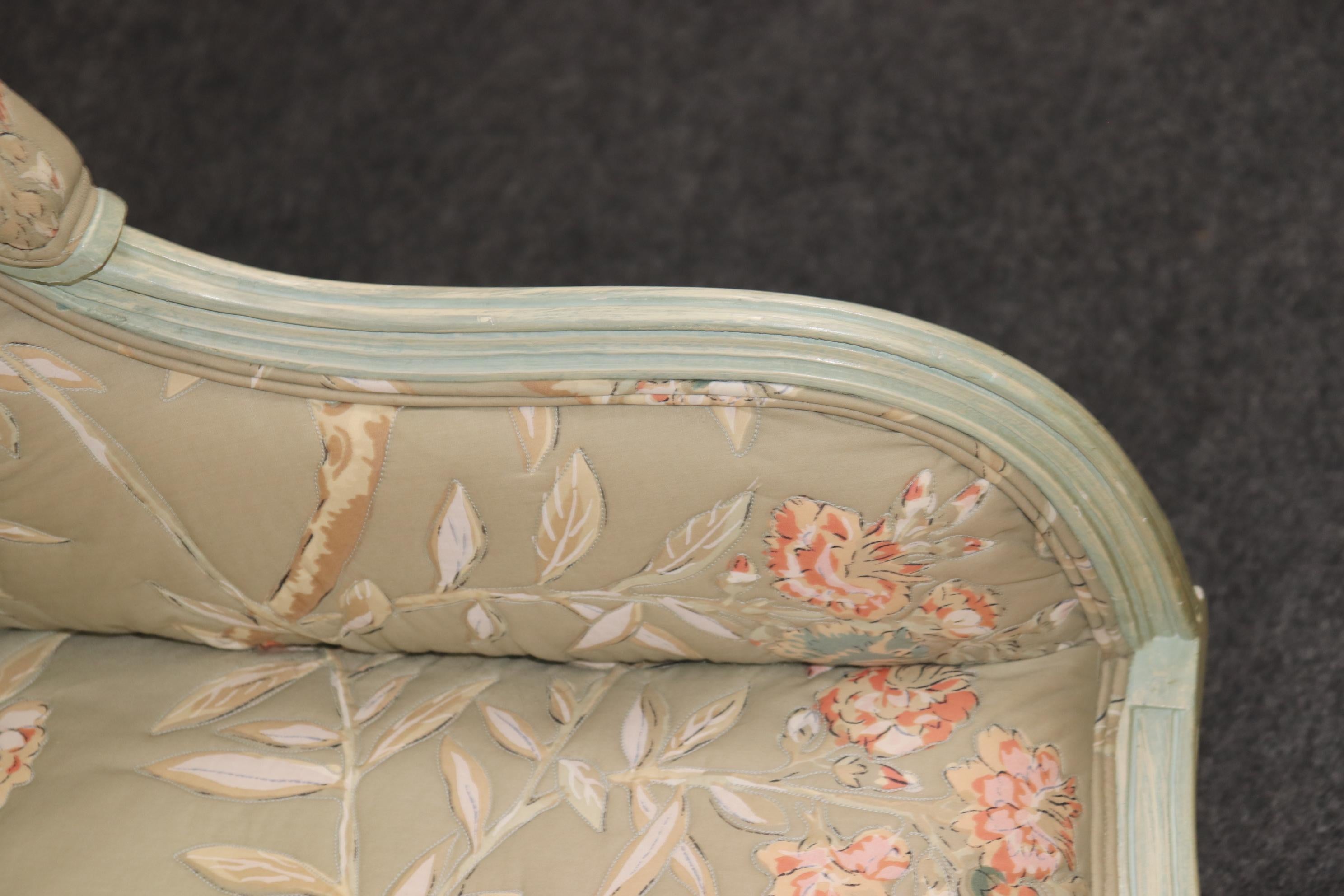 Paire de chaises de style Louis XV, décorées à la peinture, de style Marquis Bergere en vente 5