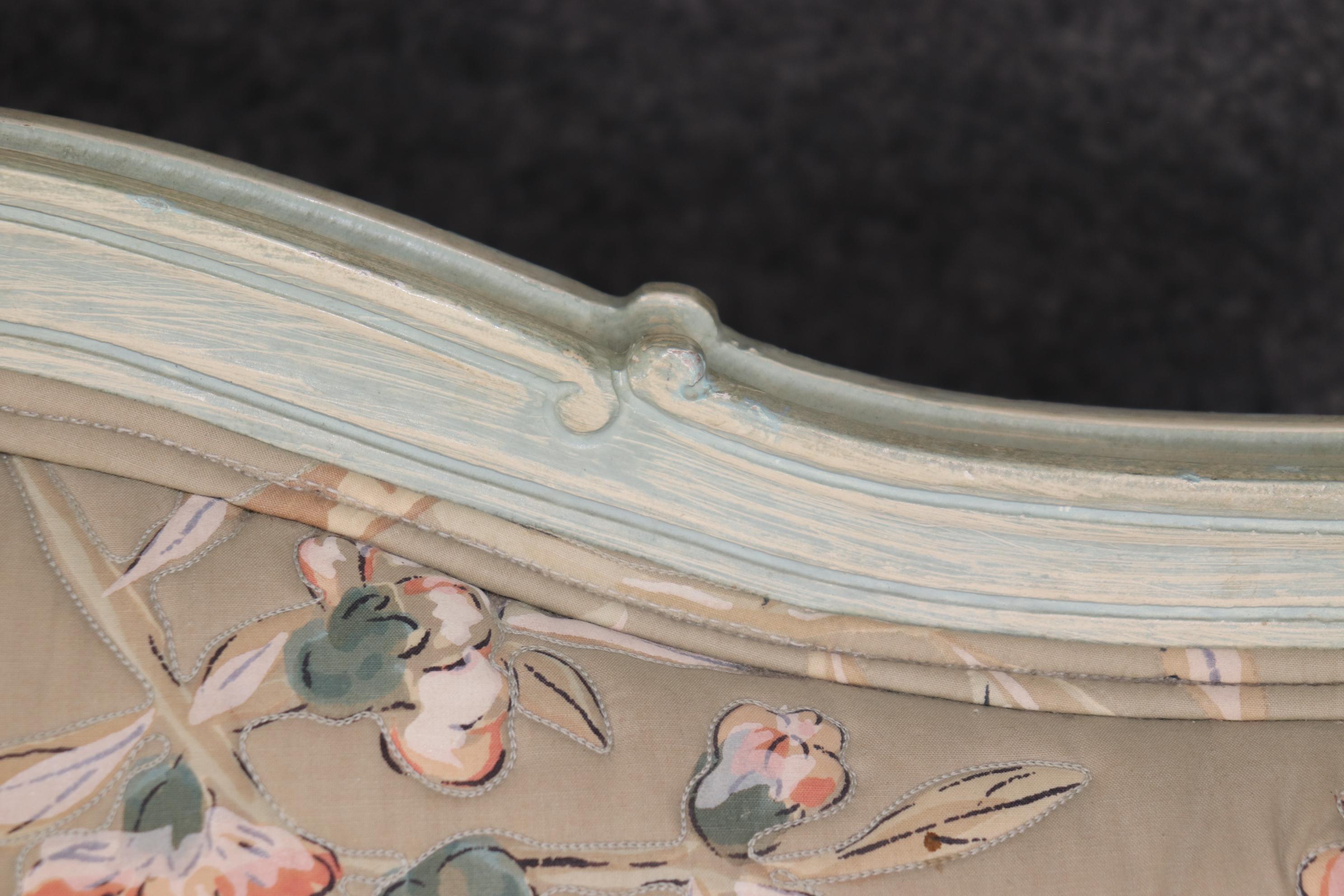 Paire de chaises de style Louis XV, décorées à la peinture, de style Marquis Bergere en vente 8