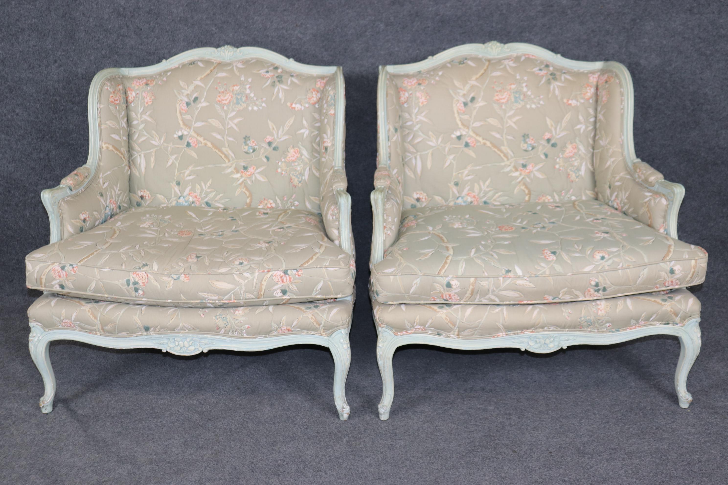 Il s'agit d'une paire fantastique d'antique peint en blanc et une tapisserie d'impression beige de haute qualité. Les chaises sont très sophistiqués et est bon état vintage avec des signes minimes de l'âge et de l'usure et peut montrer des signes