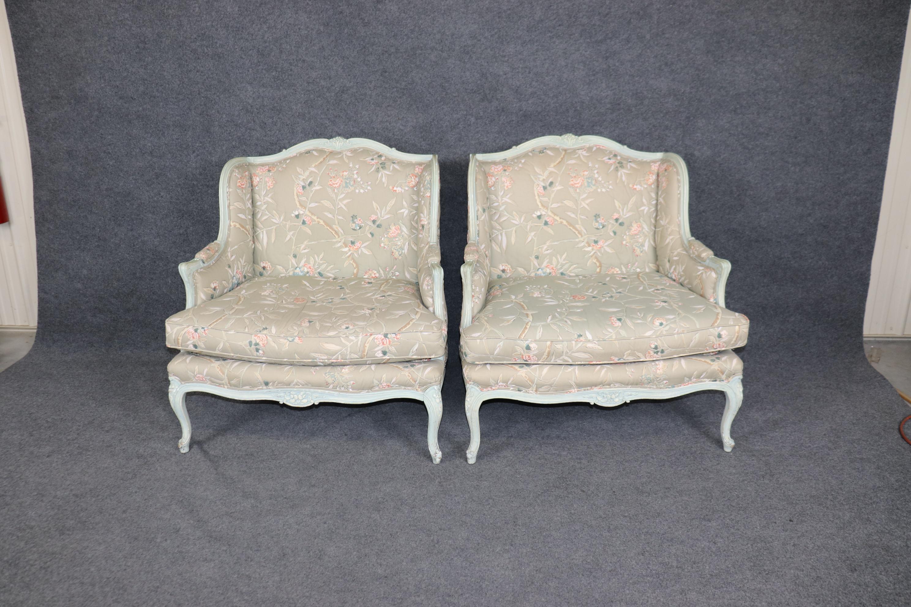 Français Paire de chaises de style Louis XV, décorées à la peinture, de style Marquis Bergere en vente