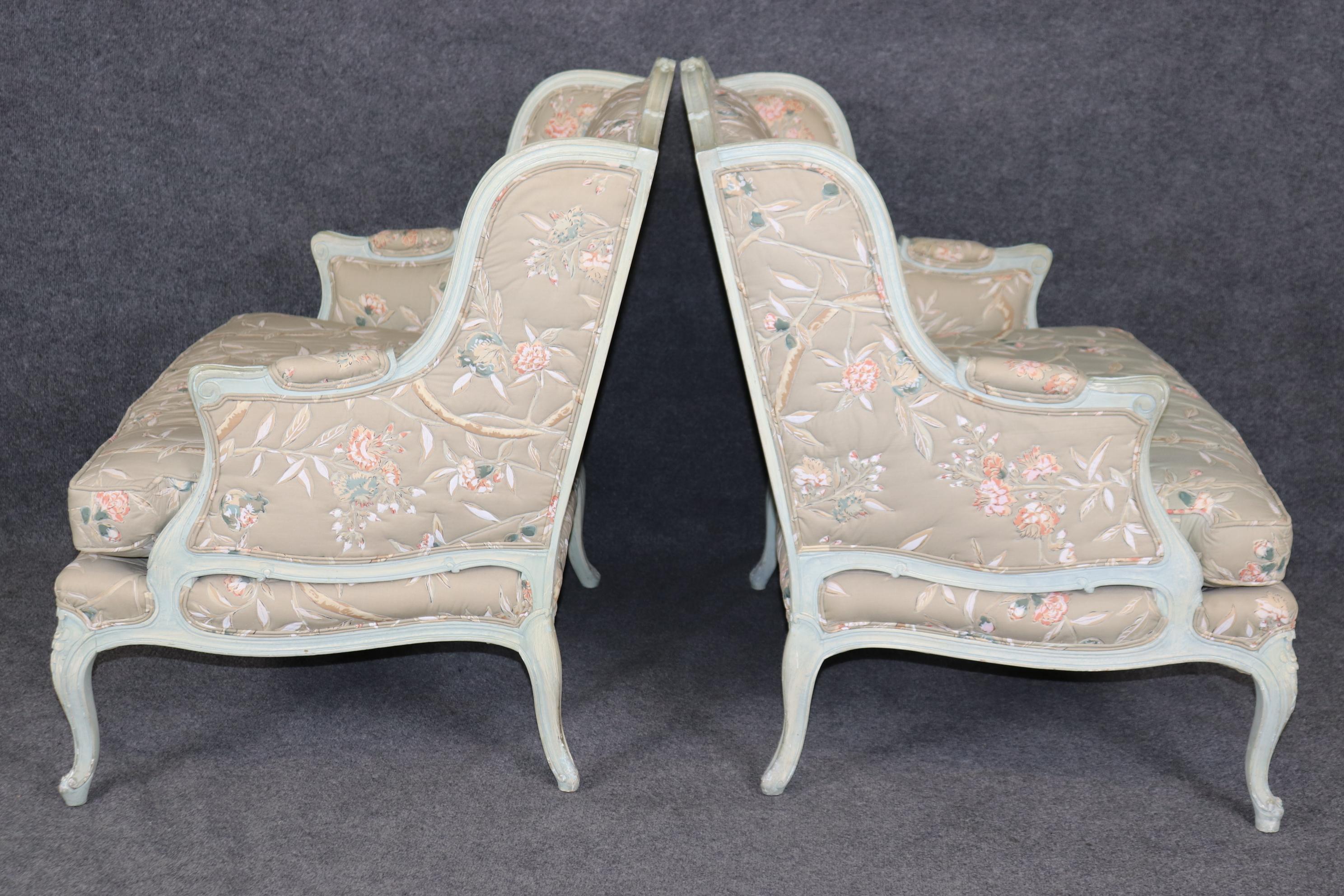 Paire de chaises de style Louis XV, décorées à la peinture, de style Marquis Bergere Bon état - En vente à Swedesboro, NJ
