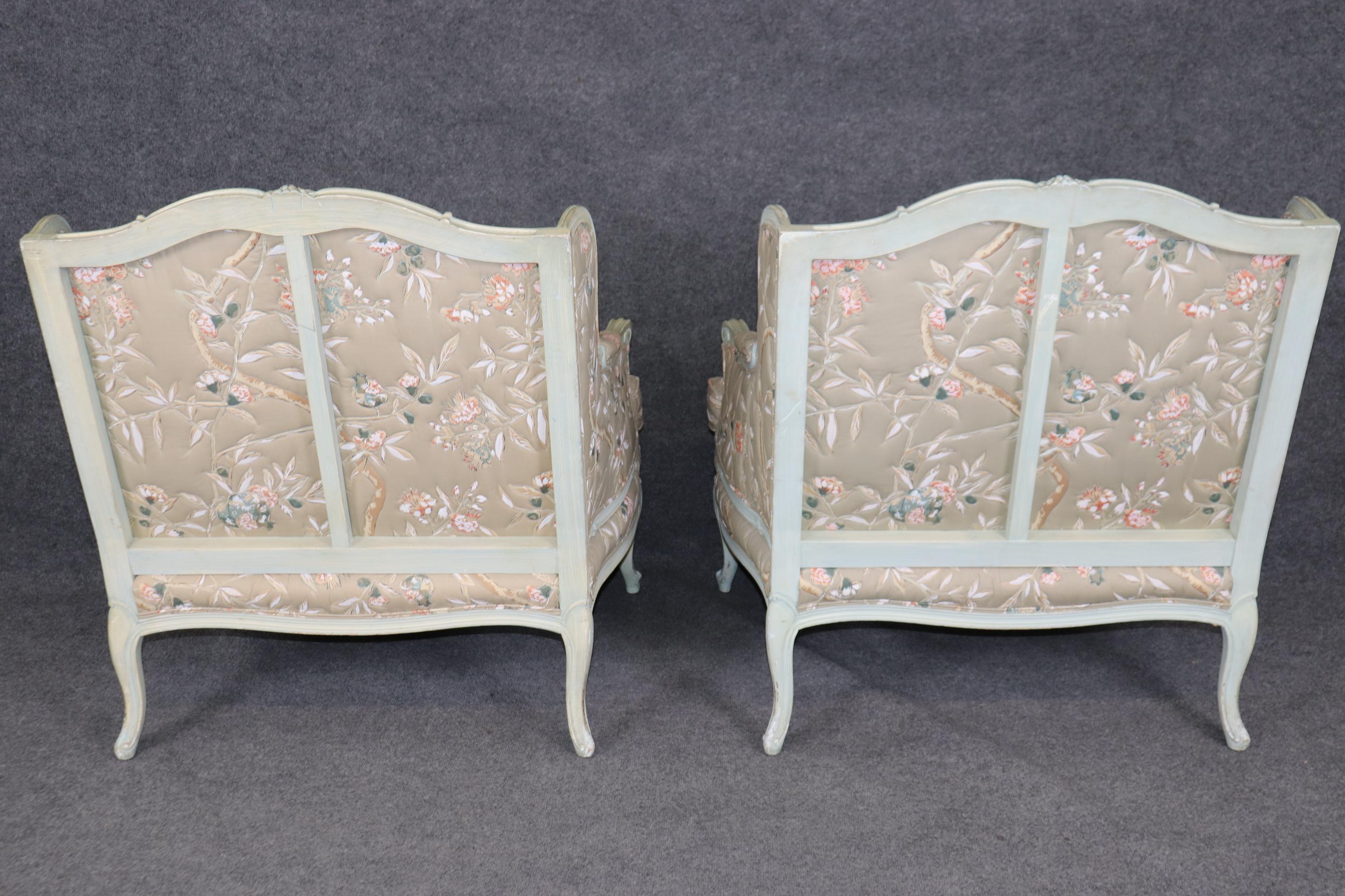 Milieu du XXe siècle Paire de chaises de style Louis XV, décorées à la peinture, de style Marquis Bergere en vente