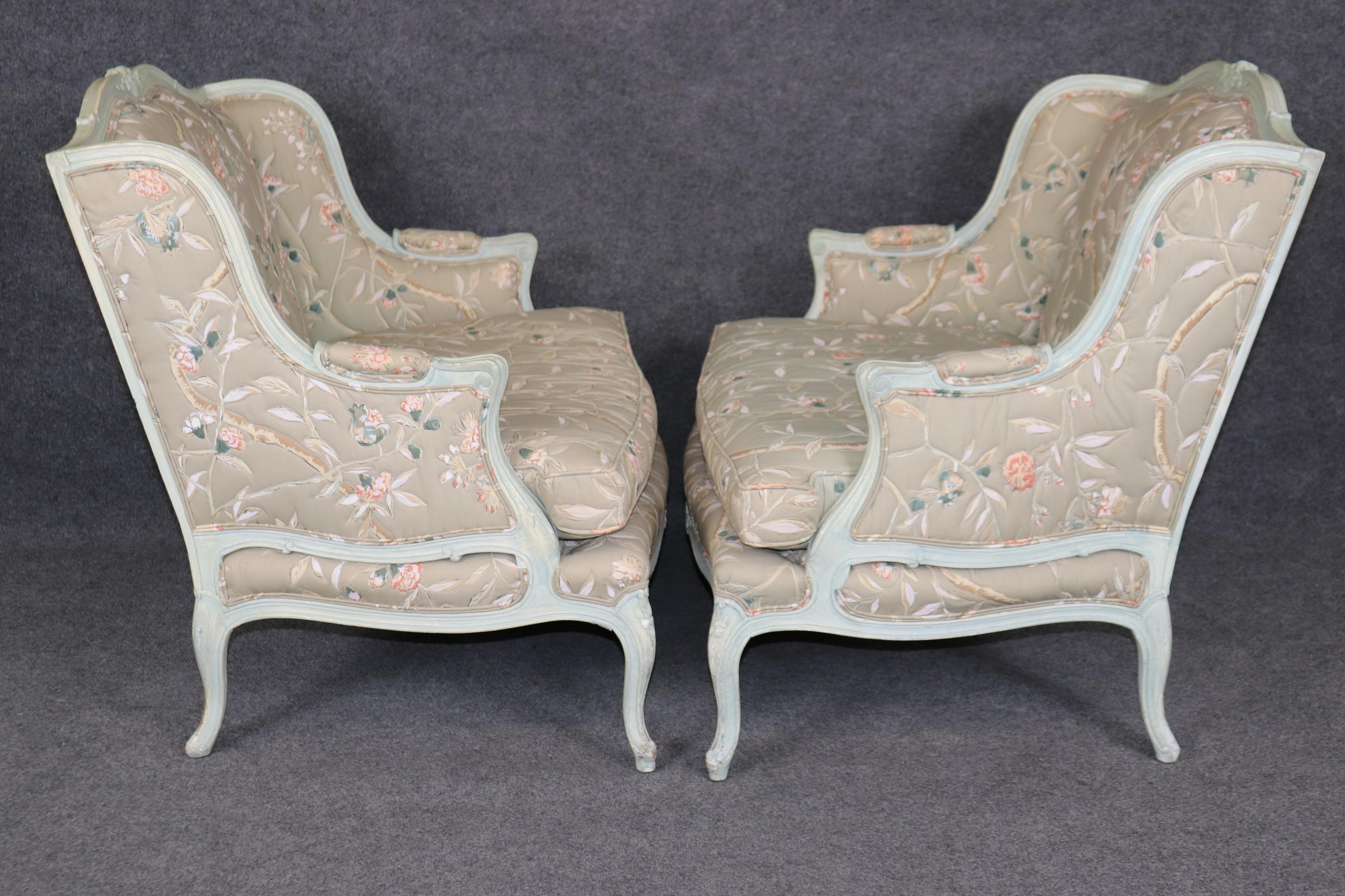 Noyer Paire de chaises de style Louis XV, décorées à la peinture, de style Marquis Bergere en vente