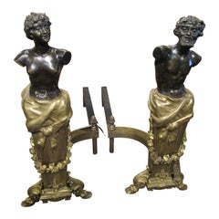 Raffinata coppia di eleganti androni continentali in bronzo patinato e bronzo dorato