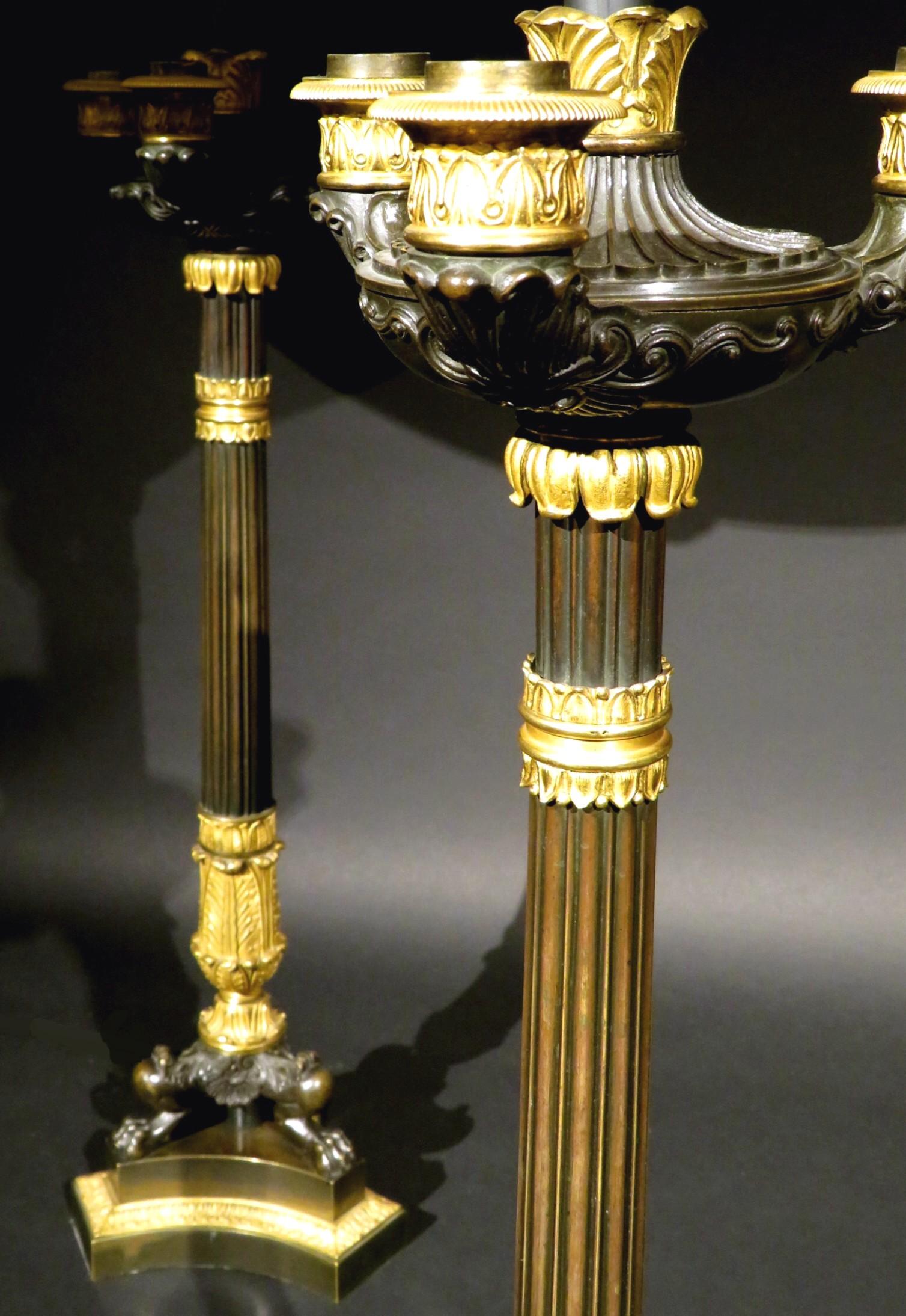 Doré Très belle paire de candélabres / lampes Empire à trois lumières en bronze doré en vente