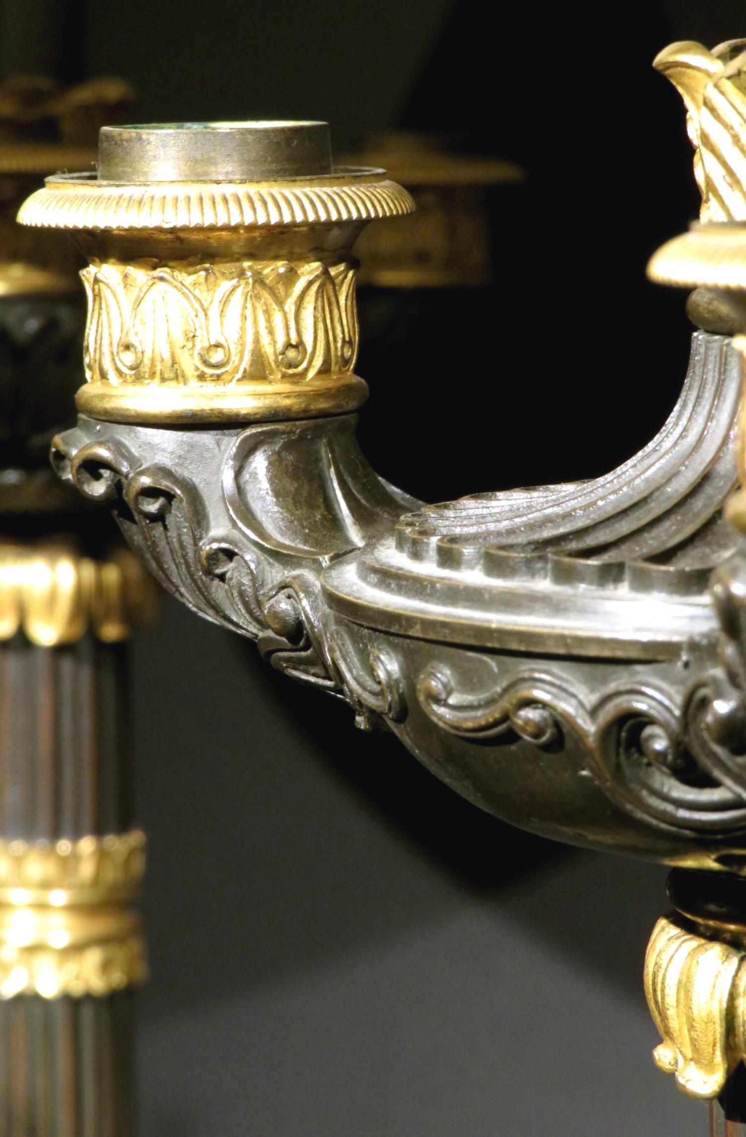 XIXe siècle Très belle paire de candélabres / lampes Empire à trois lumières en bronze doré en vente