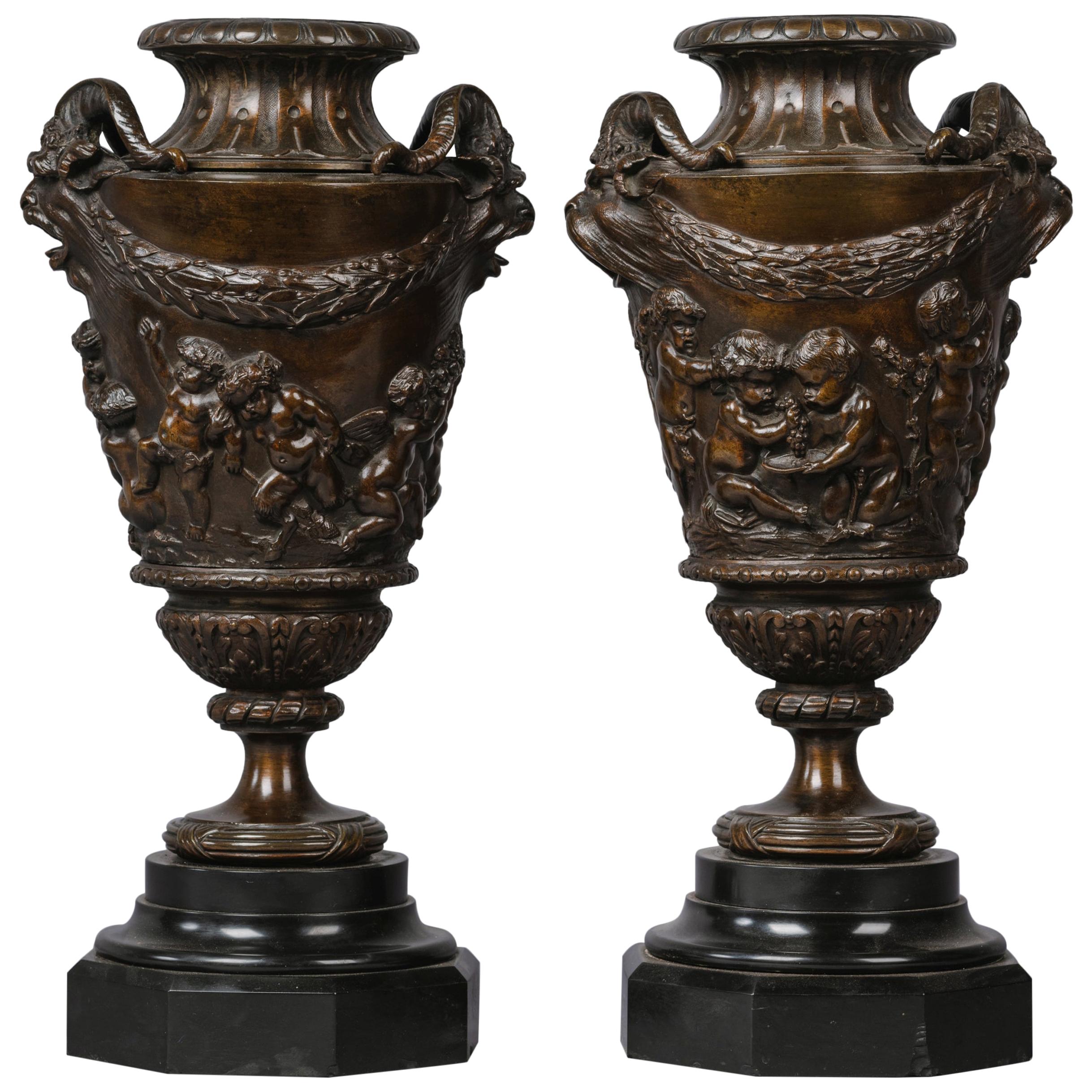 Bella coppia di vasi baccanali in bronzo patinato