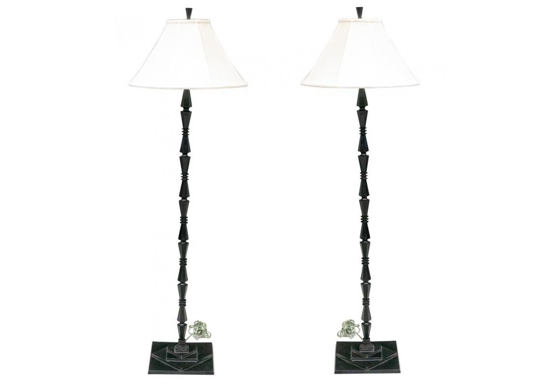 Una coppia dinamica e molto elegante di lampade da terra in bronzo dal design geometrico realizzate in India per Jamie Young. I supporti alti sono costituiti da sezioni affusolate sfaccettate con dischi intermedi, montati su basi quadrate a gradini