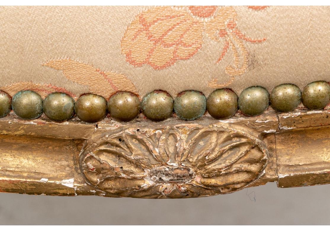 Feines Paar geschnitzte und vergoldete Sessel aus der Zeit von Georg III im Zustand „Starke Gebrauchsspuren“ im Angebot in Bridgeport, CT