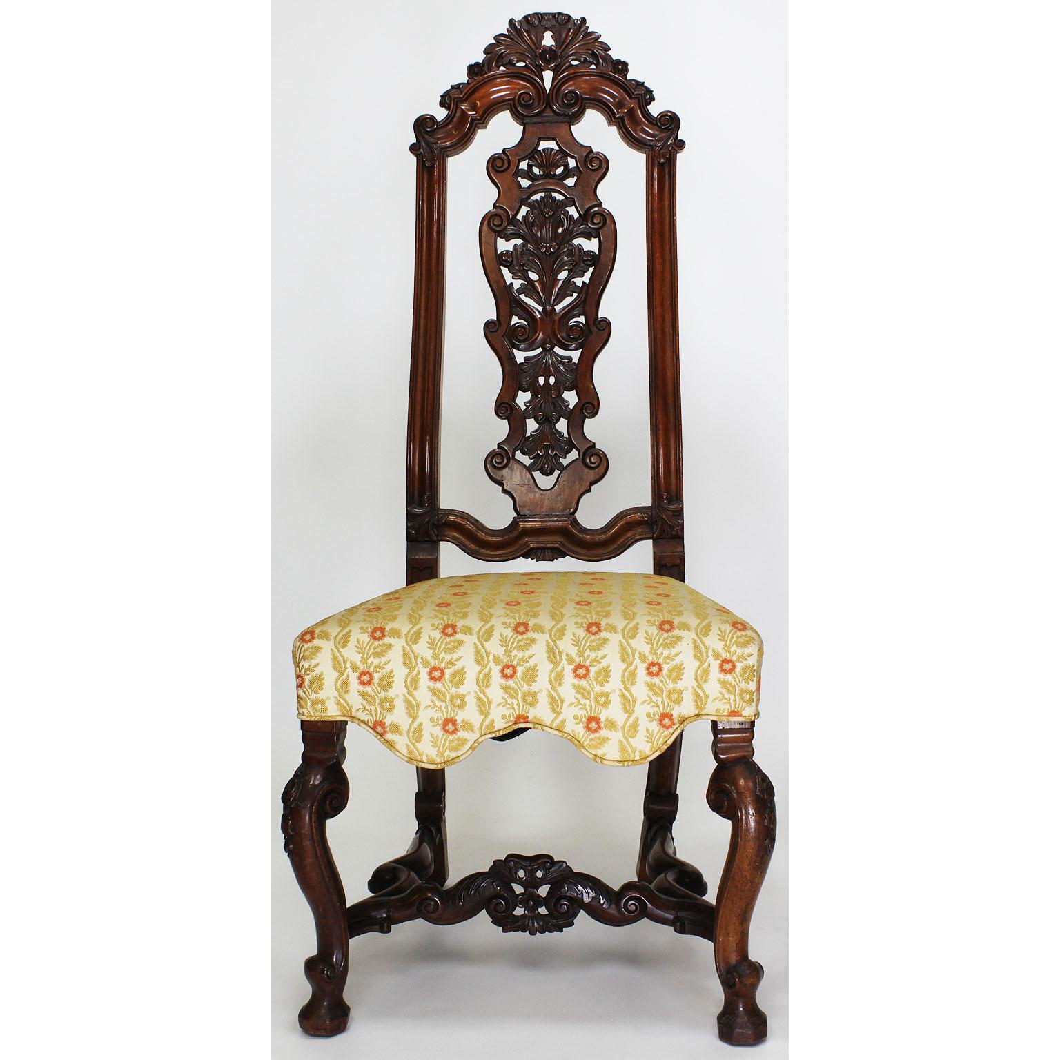 Une belle paire de chaises d'appoint portugaises en noyer sculpté du XIXe siècle à haut dossier. Les dossiers sont ornés de volutes et de motifs floraux et reposent sur quatre pieds cabriolets reliés par une barre transversale florale, vers