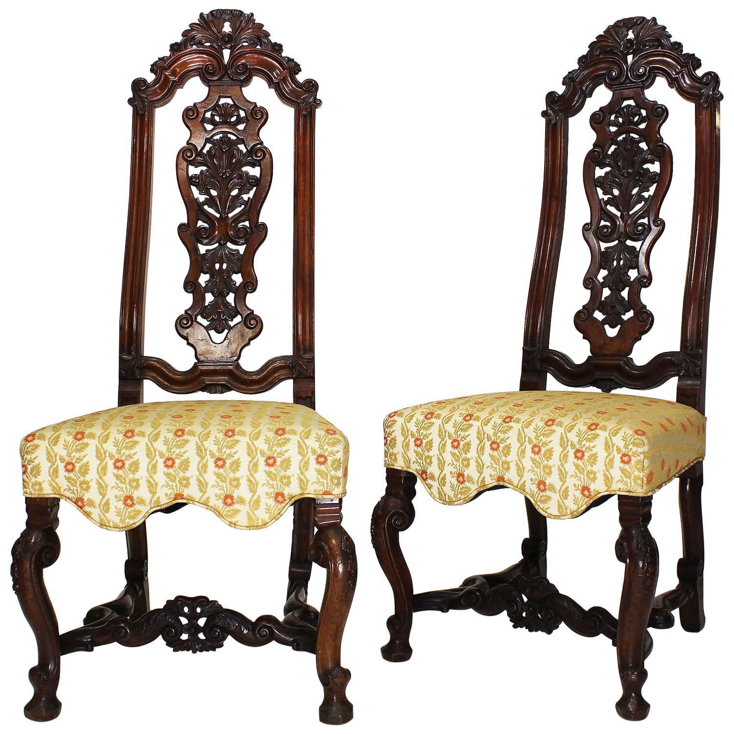Hochwertiges Paar portugiesischer geschnitzter Beistellstühle aus Nussbaumholz mit hoher Rückenlehne aus dem 19. Jahrhundert