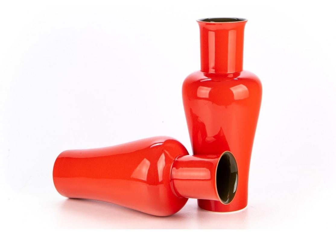 Vernissé Belle paire de  Vases porcelaine émaillée rouge  en vente
