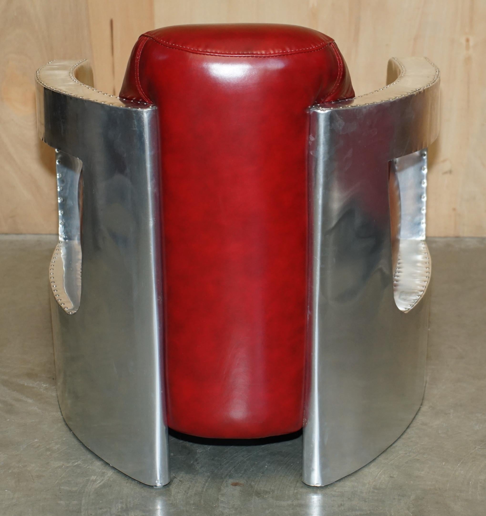 UN BEL PAIO DI POLTRONE ROCKET DA LOUNGE IN PELLE ROSSA DI VINO LUCIDA IN ALLUMINIO in vendita 4
