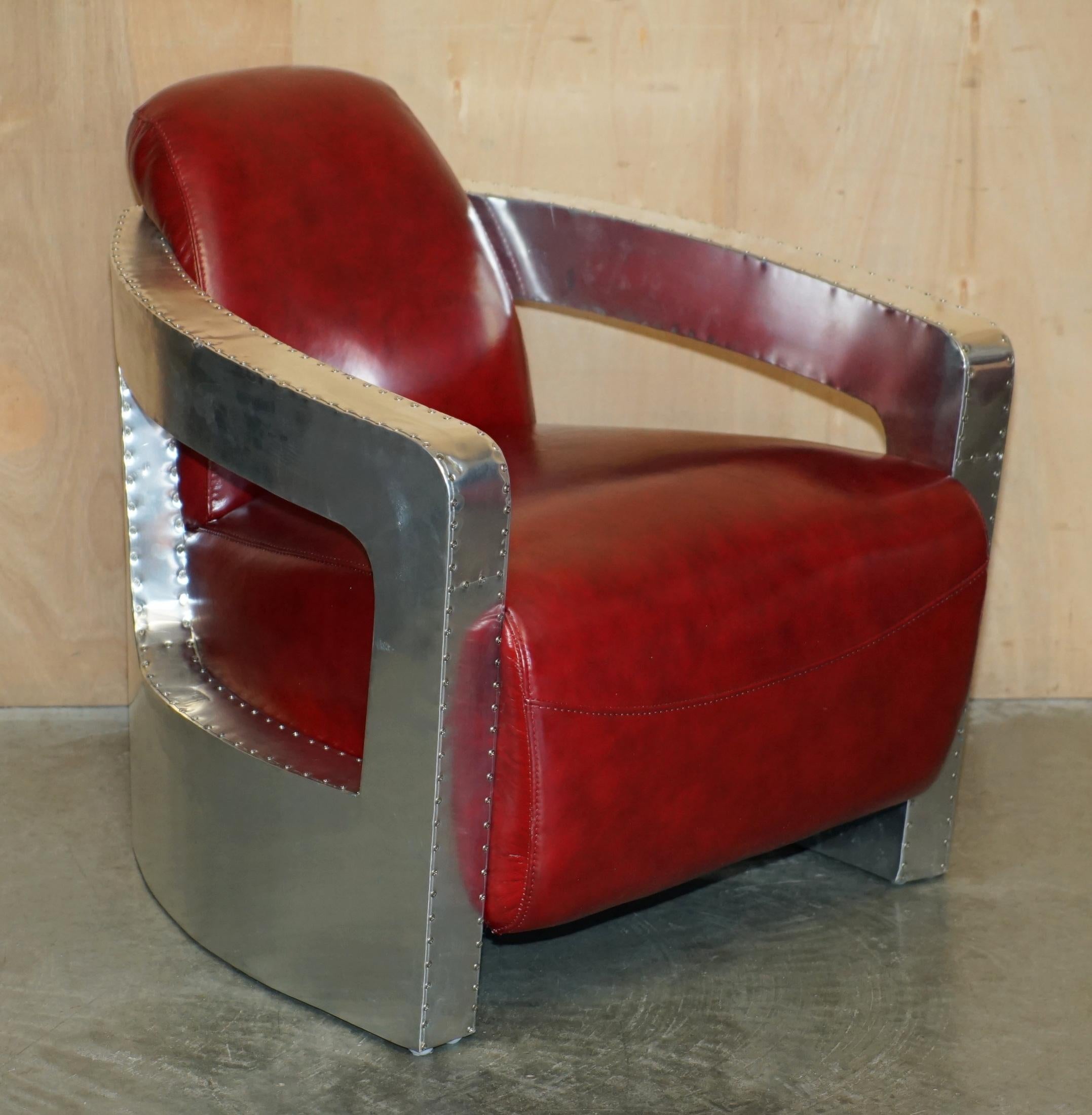 Casa Reale Antiquariato

Royal House Antiques è lieta di offrire in vendita questa coppia assolutamente straordinaria di poltrone da salotto Aviator Rocket in pelle di vino rosso con telaio in alluminio lucido martellato a mano e borchie rivettate