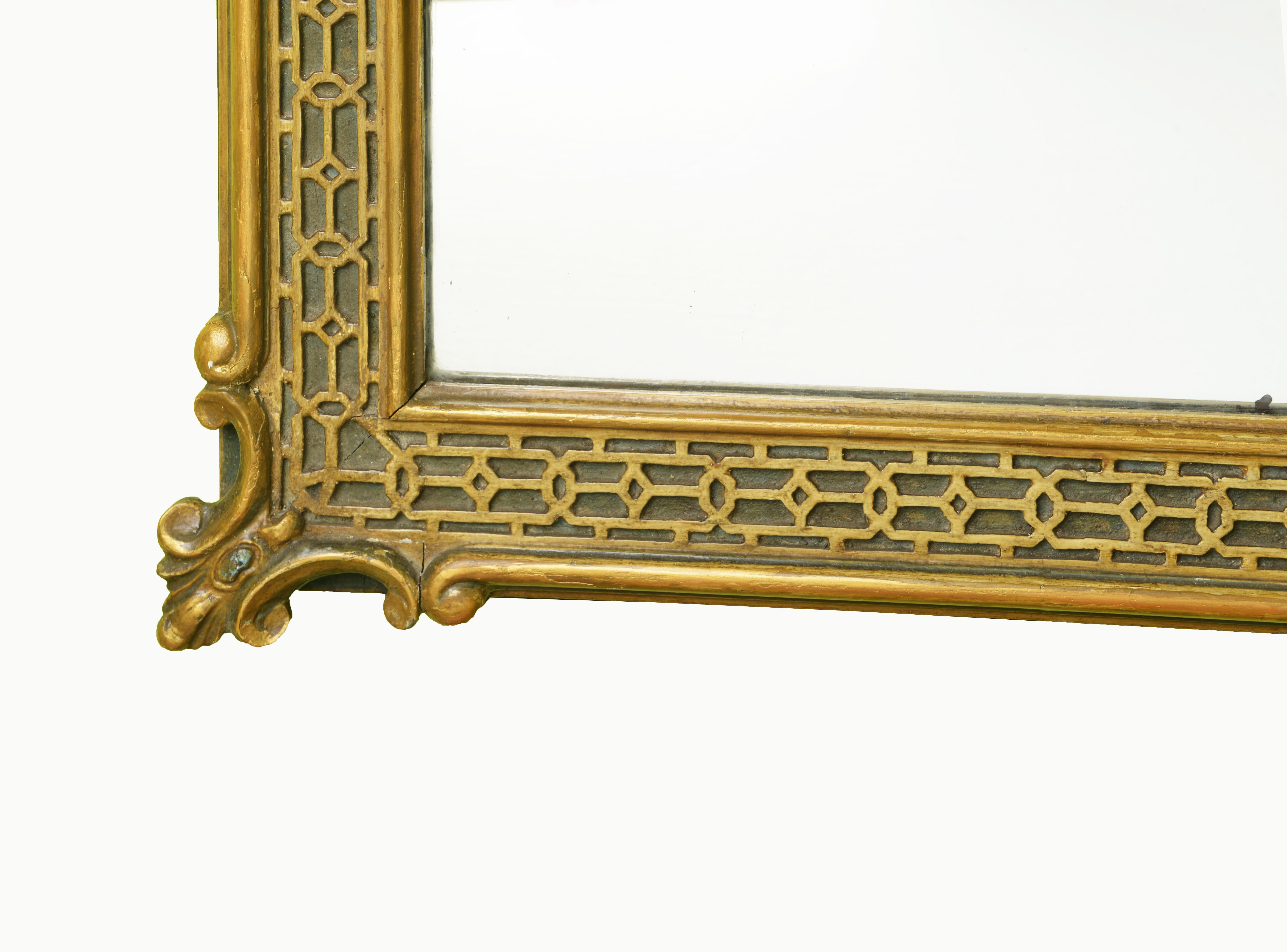 Chaque plaque de miroir rectangulaire est entourée d'un cadre en frettes finement sculptées et dorées, avec un fond peint en bleu profond et une scène en soie chinoise peinte à la main représentant des personnages de la Cour occupés à des activités