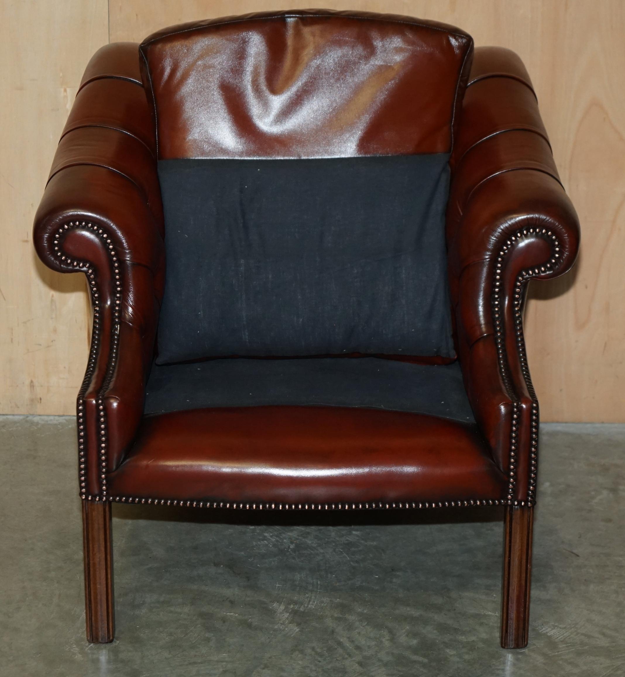 UN BEL PAIO DI POLTRONE DA CLUB IN PELLE MARRONE RESTAURATE DI CHEsterfield LUTYENS VICEROY in vendita 2